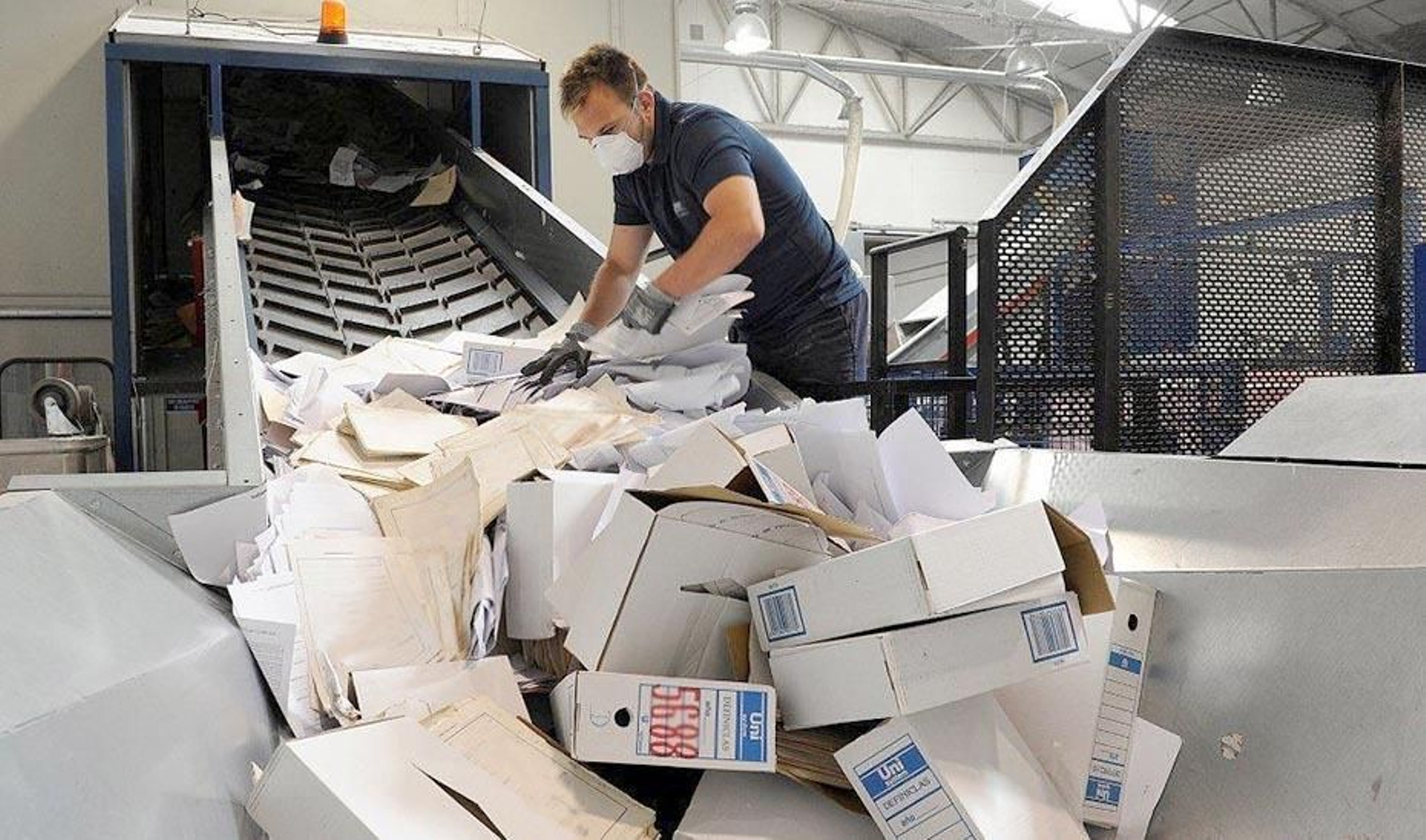Un trabajador en el proceso de destrucción de expedientes.