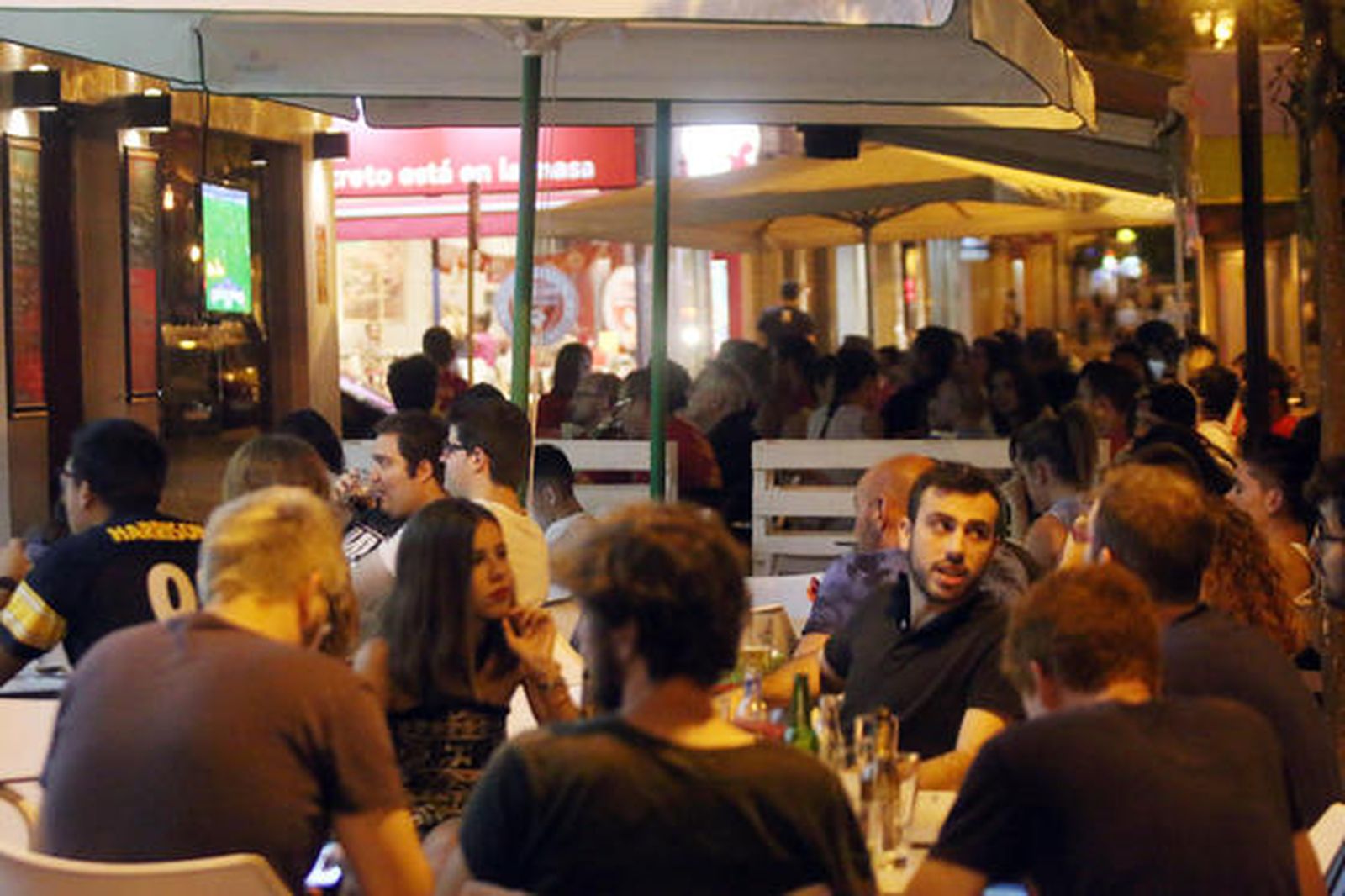 Caseta del real círculo de la amistad. Localizado en la valle Periodista García Prieto, este establecimiento se ha erigido en el lugar perfecto para degustar desde un café a una copa en el mejor ambiente. / Barrionuevo