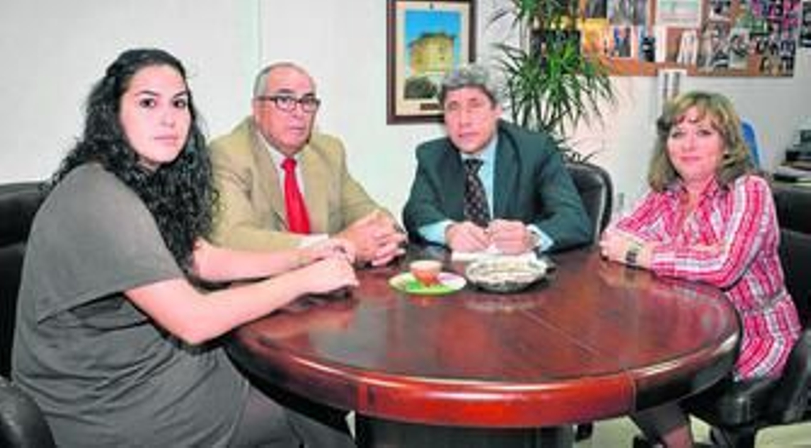 Desireé y Alfonso Benavides, a la izquierda, durante reciente un encuentro con el presidente de la Diputación, Francisco Pulido, en el Consistorio.