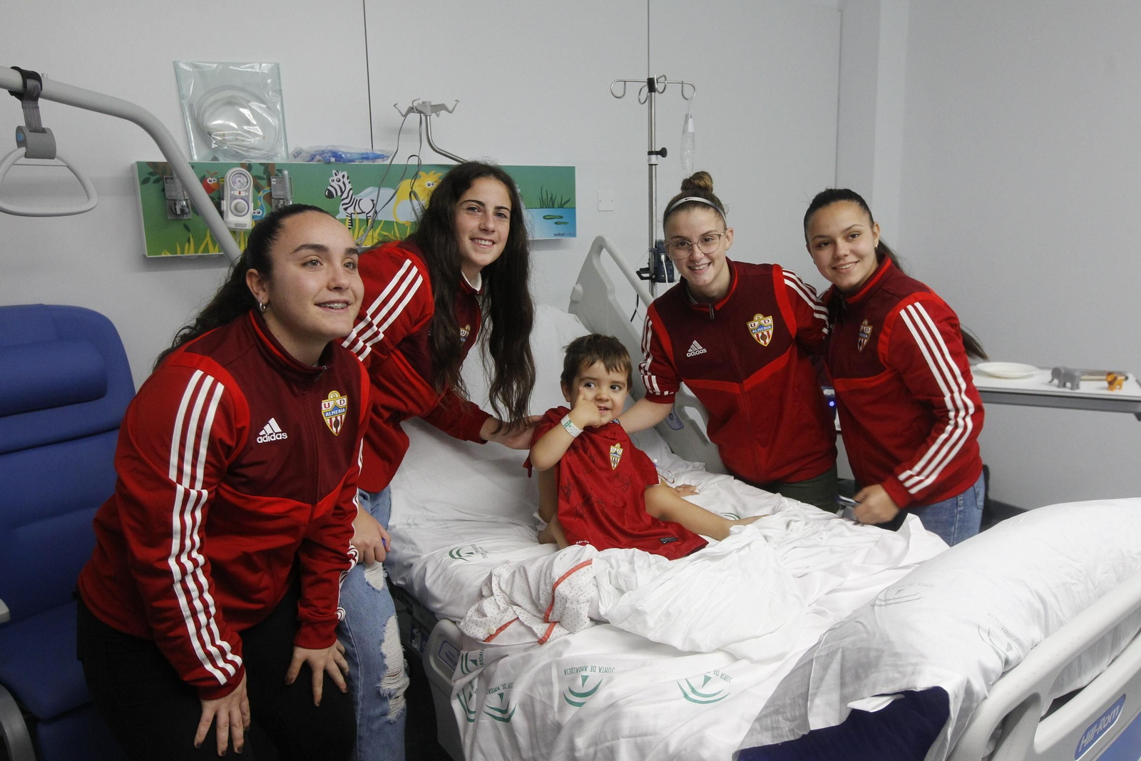 Fotogalería visita jugadores U.D. Almería Hospital Torrecárdenas