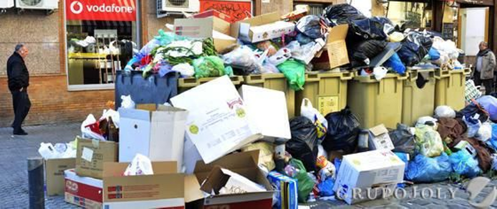 Basura acumulada en las calles en el quinto día de huelga de Lipasam.

Foto: Manuel Gomez