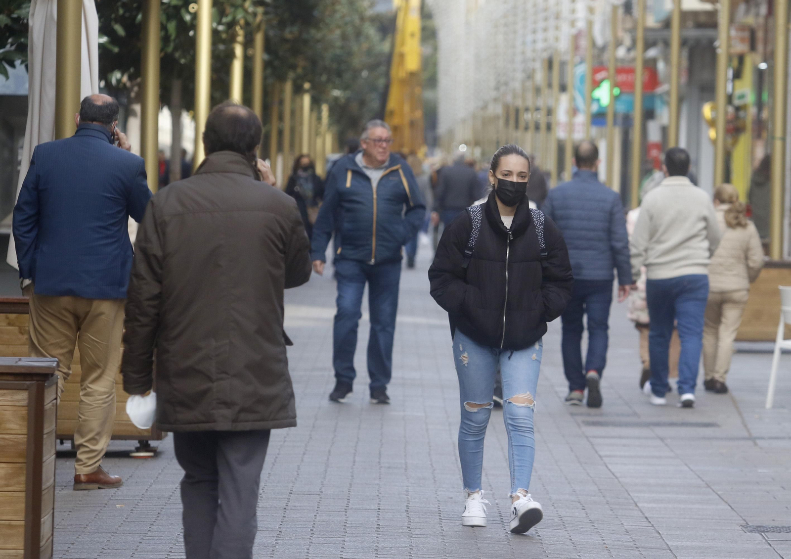 Varias personas caminan por la calle Cruz Conde de Córdoba.