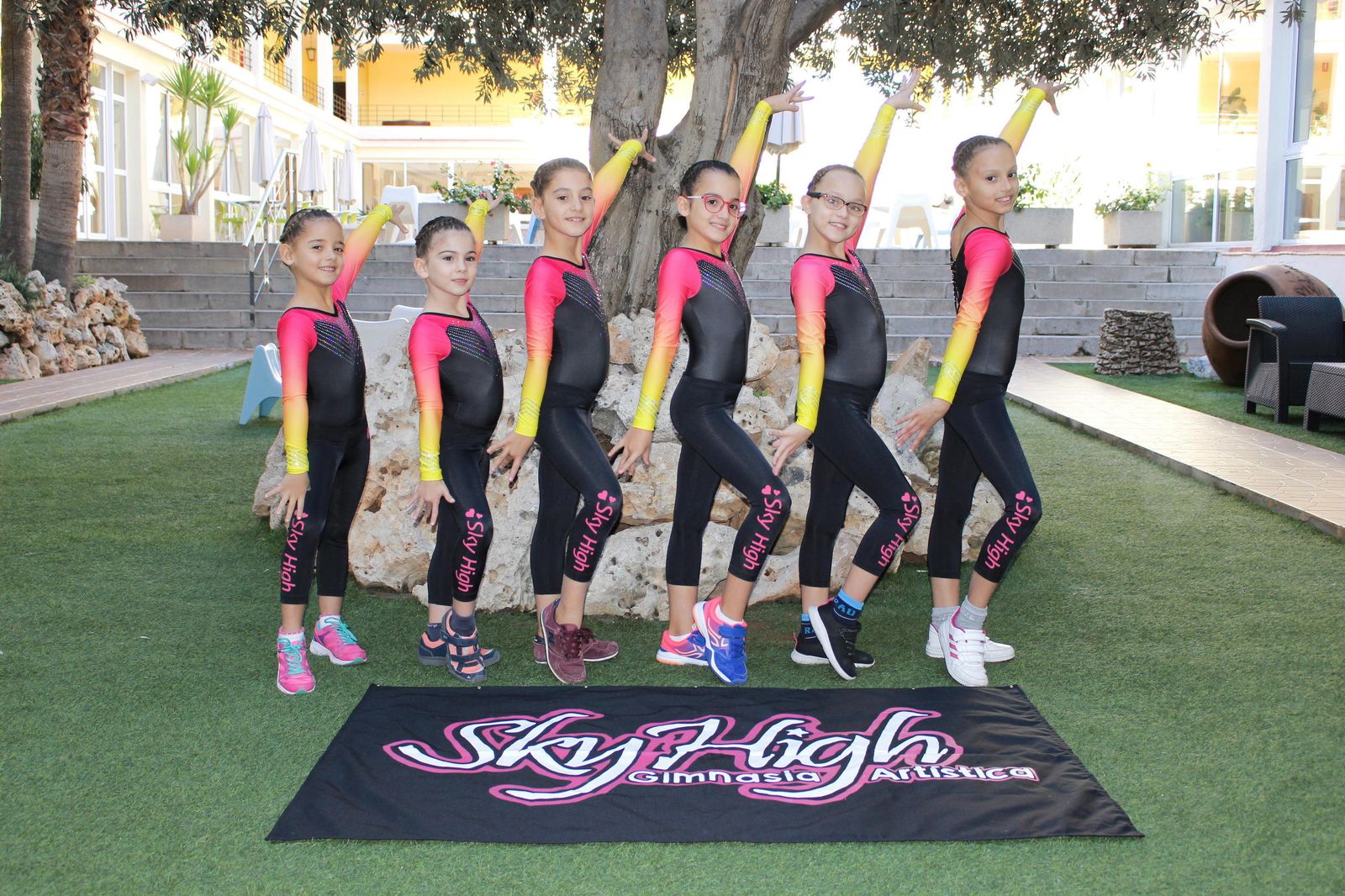 Las pequeñas del Club Sky High posan juntas antes de un torneo.