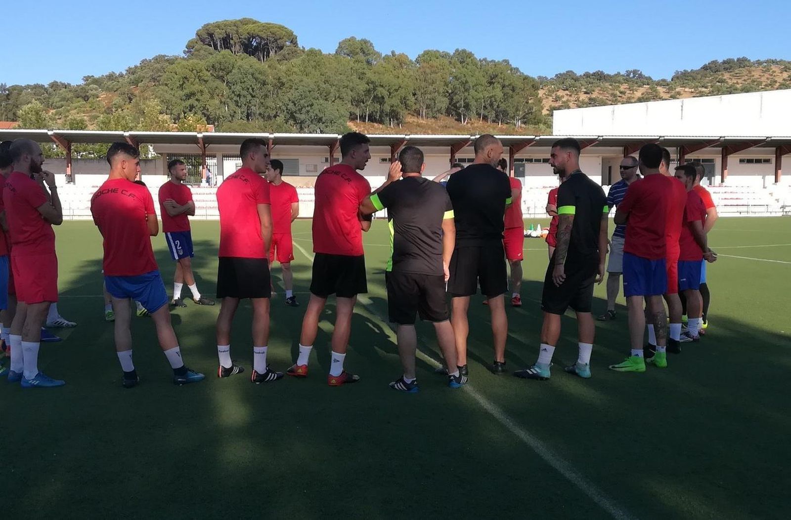 Un momento de la sesión de entrenamiento de ayer del Aroche.