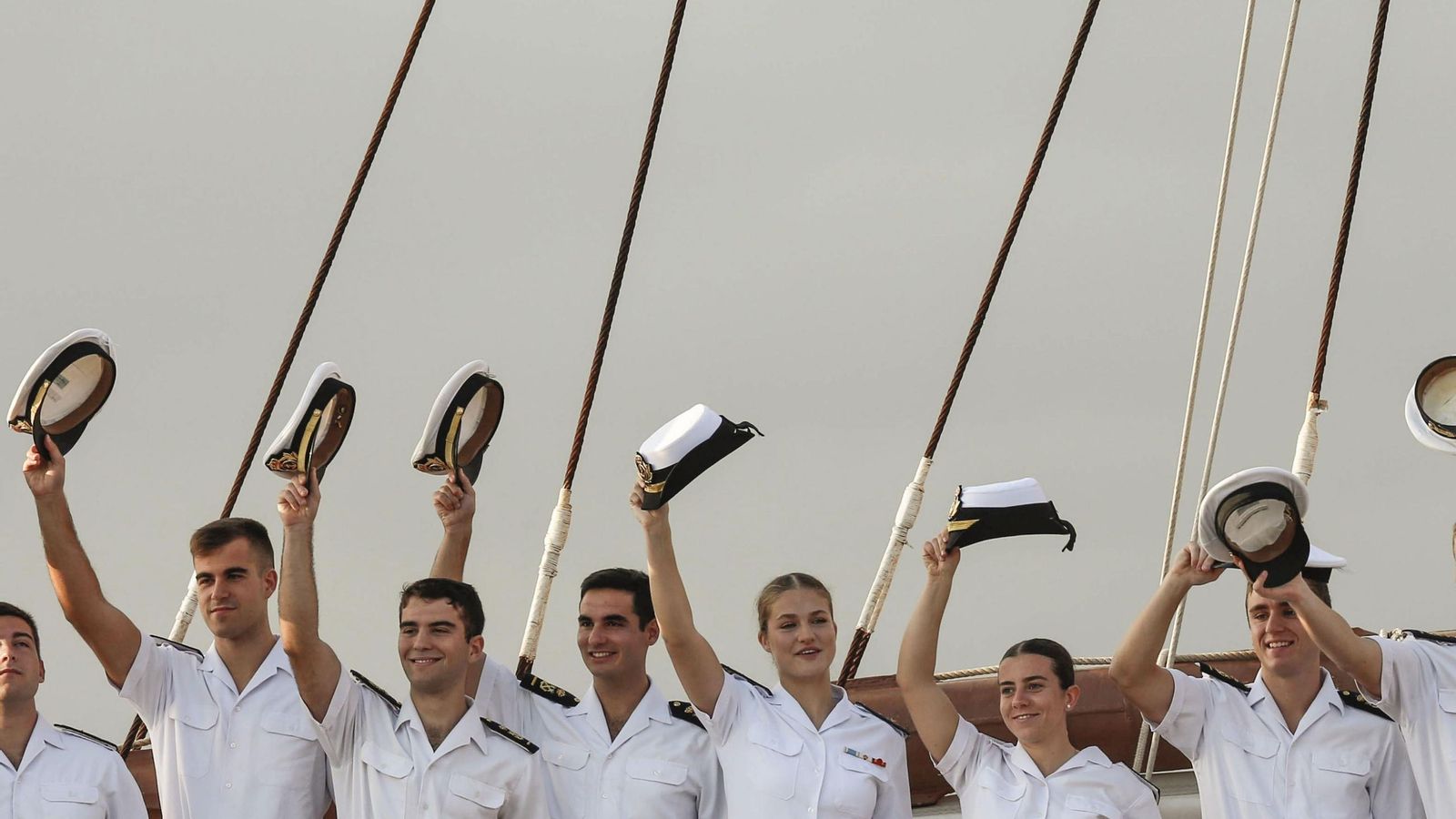 La princesa Leonor, en el 'Elcano', saluda con sus compañeros guardiamarinas llegando a Gijón.