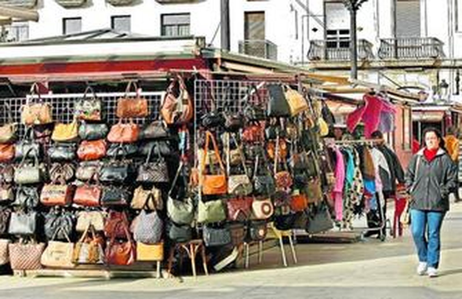 Mercancia expuesta en el exterior de uno de los puestos del frente del Mercado Central.