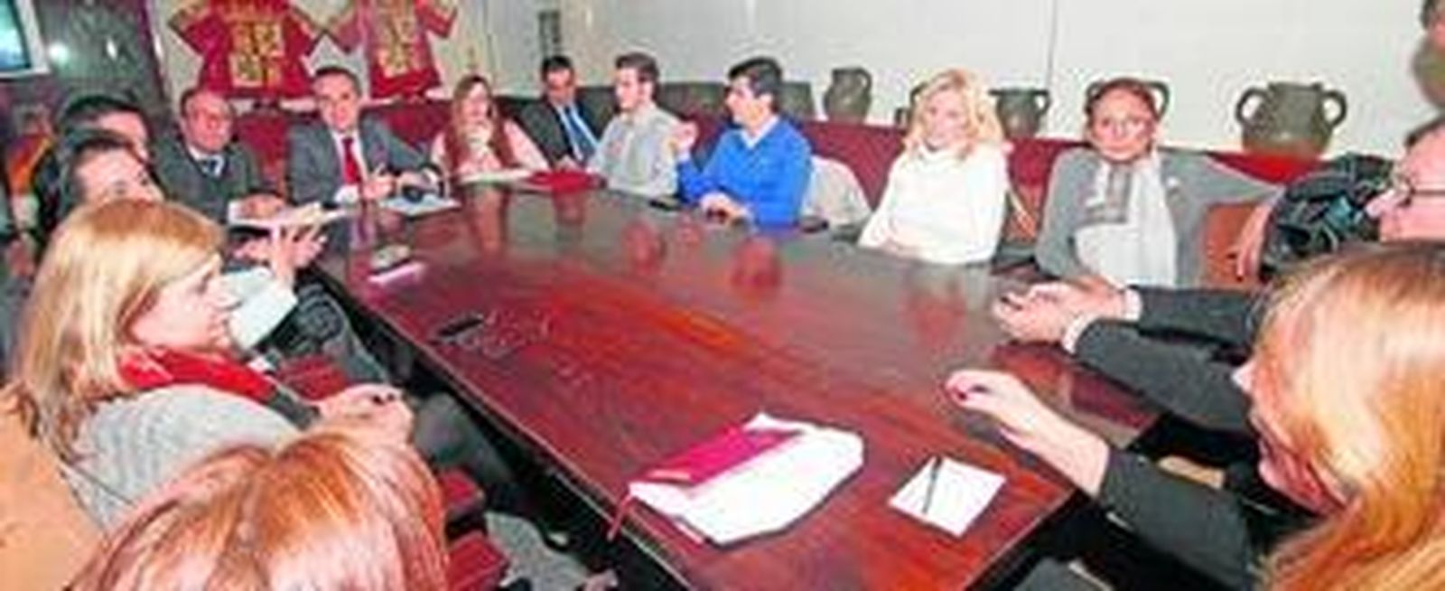 La primera reunión (en la imagen) tuvo lugar con varias asociaciones favorables a la polémica medida; la segunda, con las plataformas contrarias a la ampliación de la zona azul.