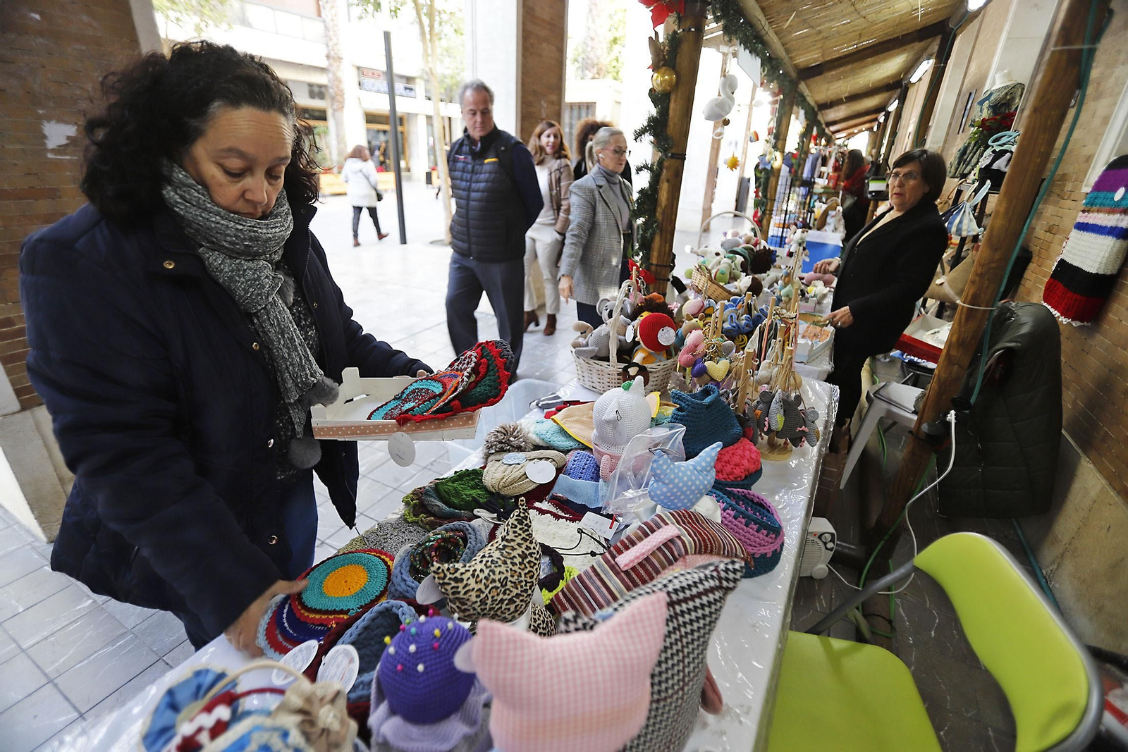 Imágenes del Mercadillo Solidario Navideño en la Diputación de Huelva