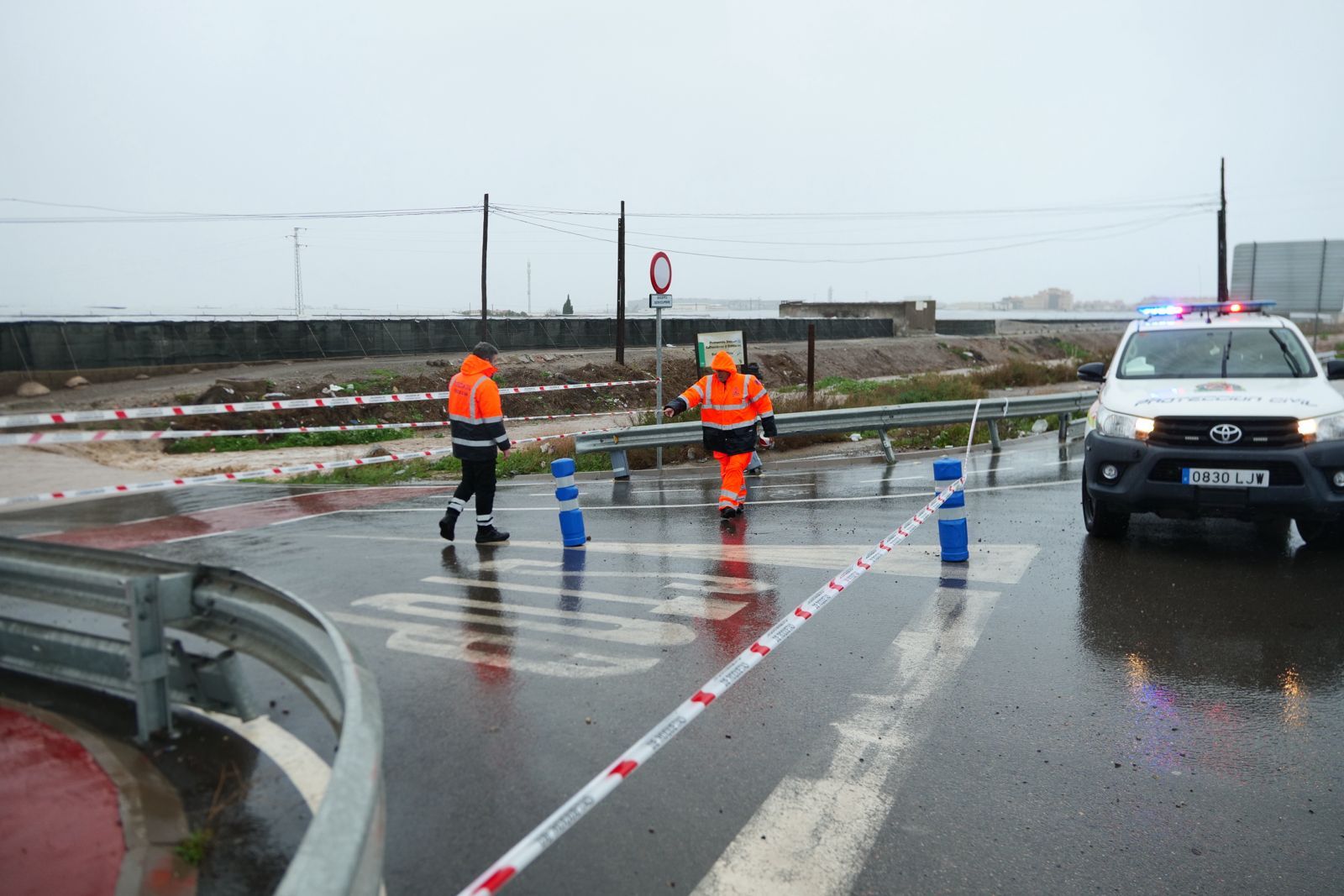 Las labores de los servicios de emergencia de Roquetas solventan los destrozos de la borrasca Kristin, en imágenes
