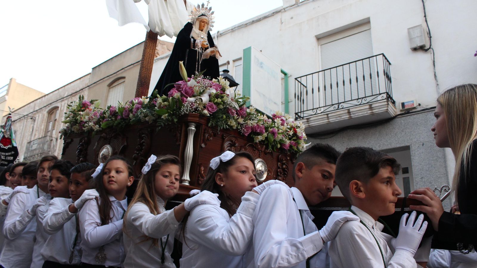 Los más pequeños portan la Virgen de la Soledad.