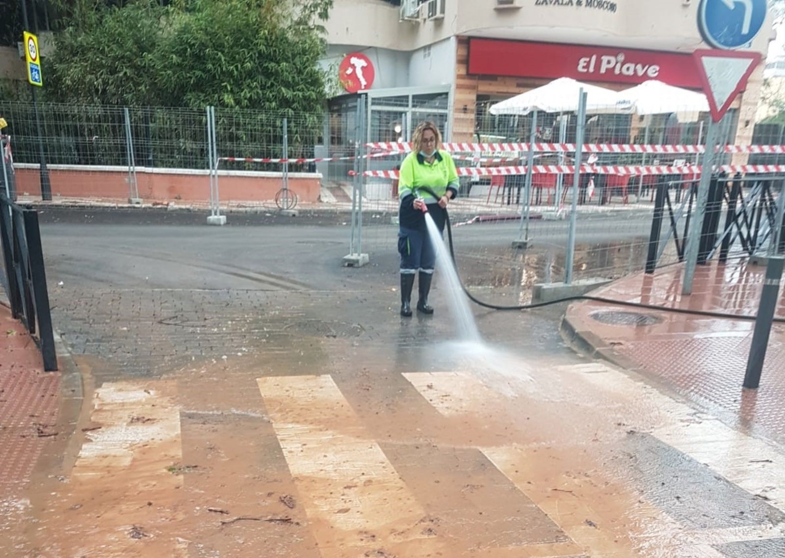 Una operaria realizando labores de limpieza.