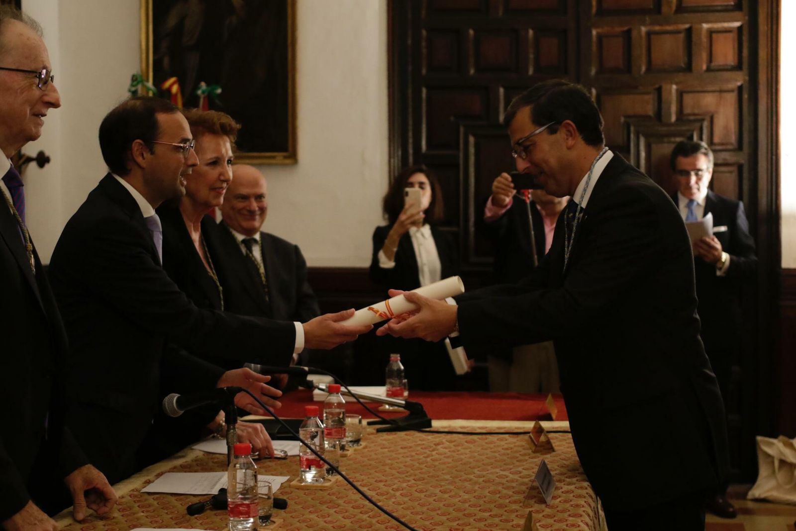 El historiador Fernando Cruz Isidoro, en el momento de recoger su diploma como nuevo académico de Bellas Artes.