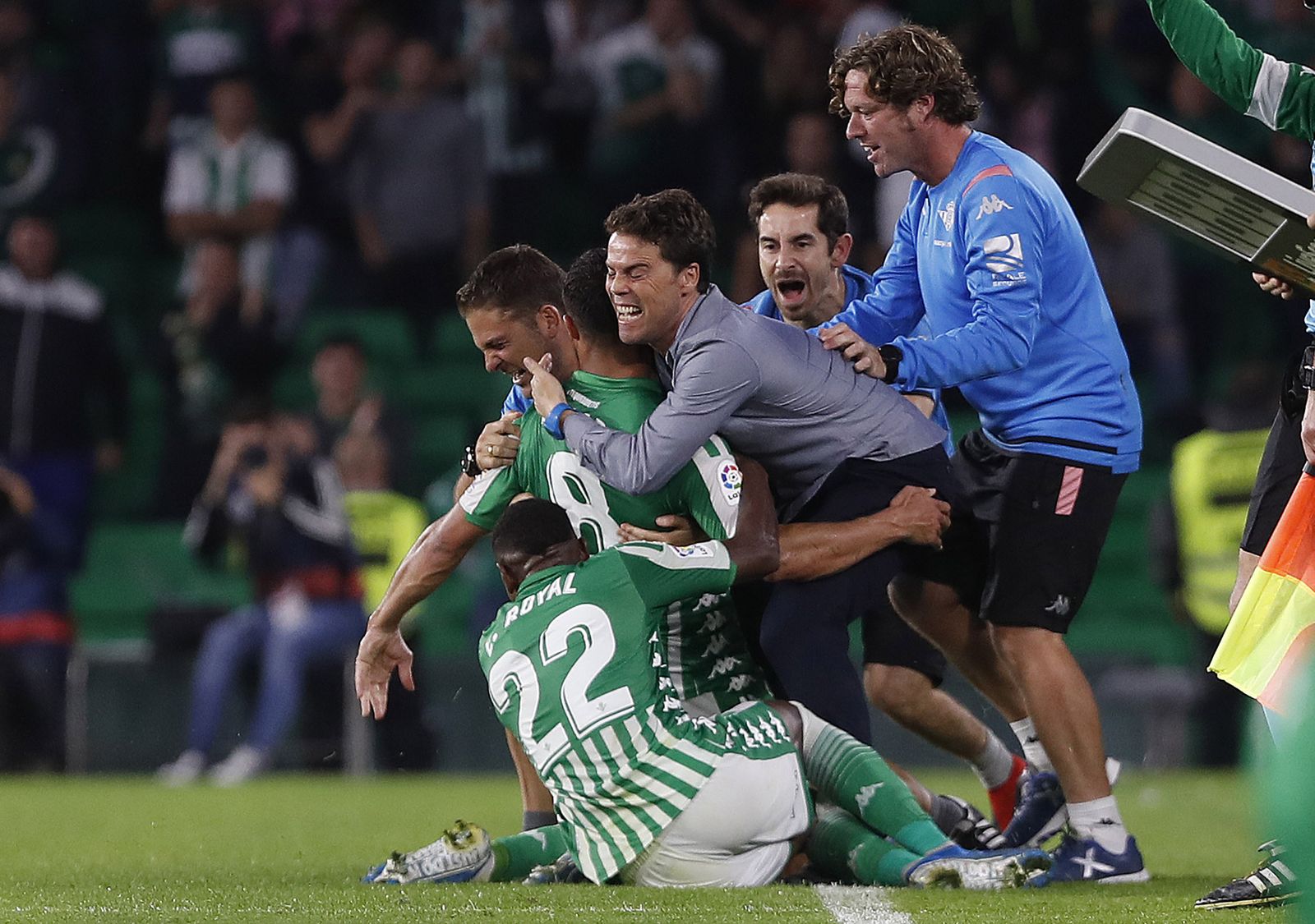Rubi abraza a Fekir tras su gol.