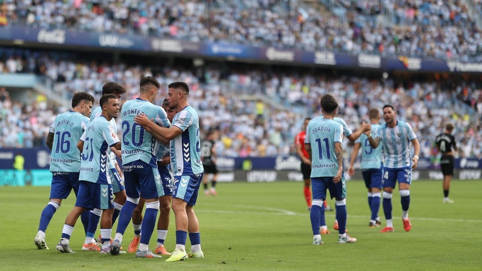 Los jugadores del Málaga celebran uno de sus cuatro goles al Andorra.