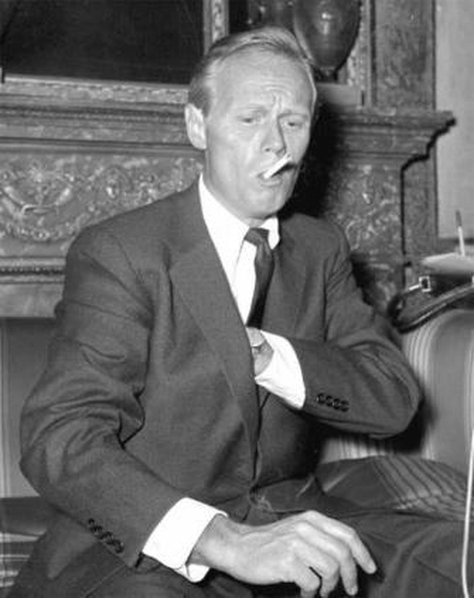 Richard Widmark durante una entrevista en Roma en 1958.