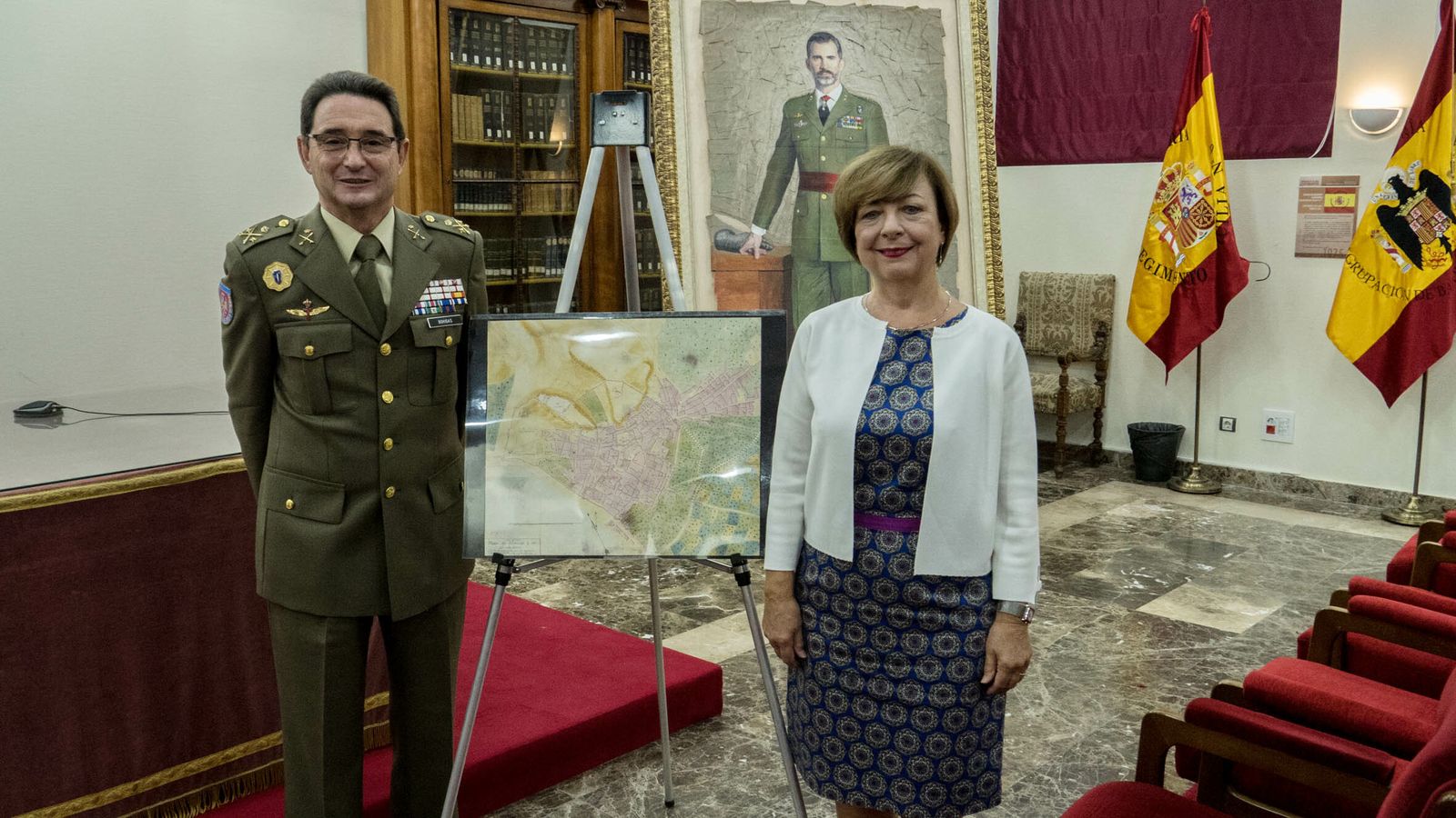 Enrique Bohigas Jayme junto a María Teresa Pérez y el plano de Almería.