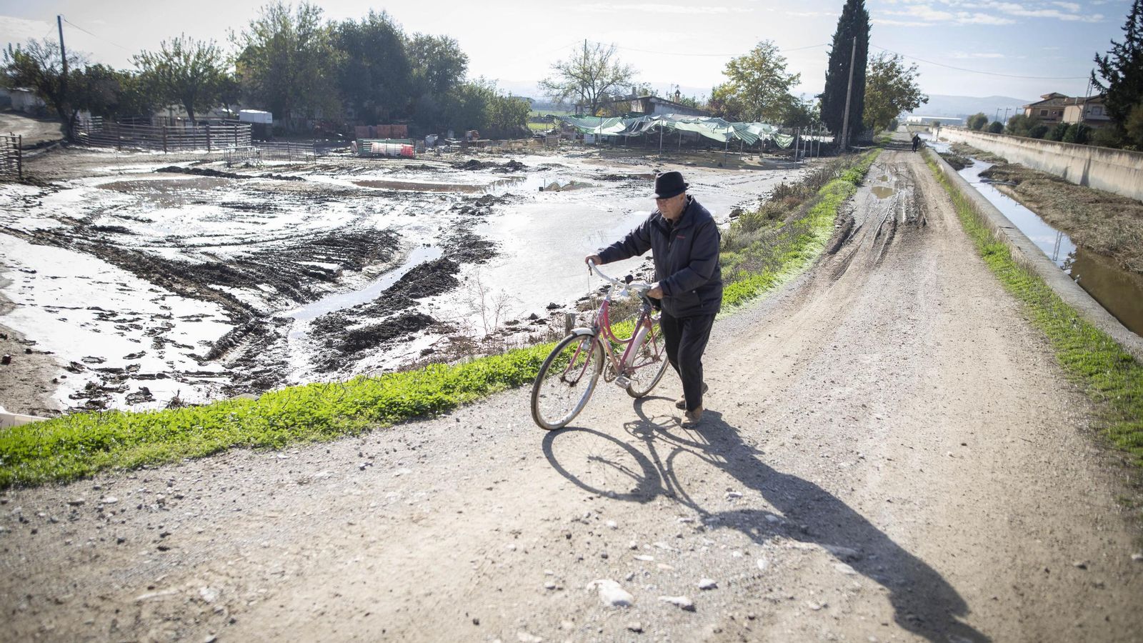 Un hombre camina junto a una zona inundada tras el paso de la DANA por la provincia de Granada