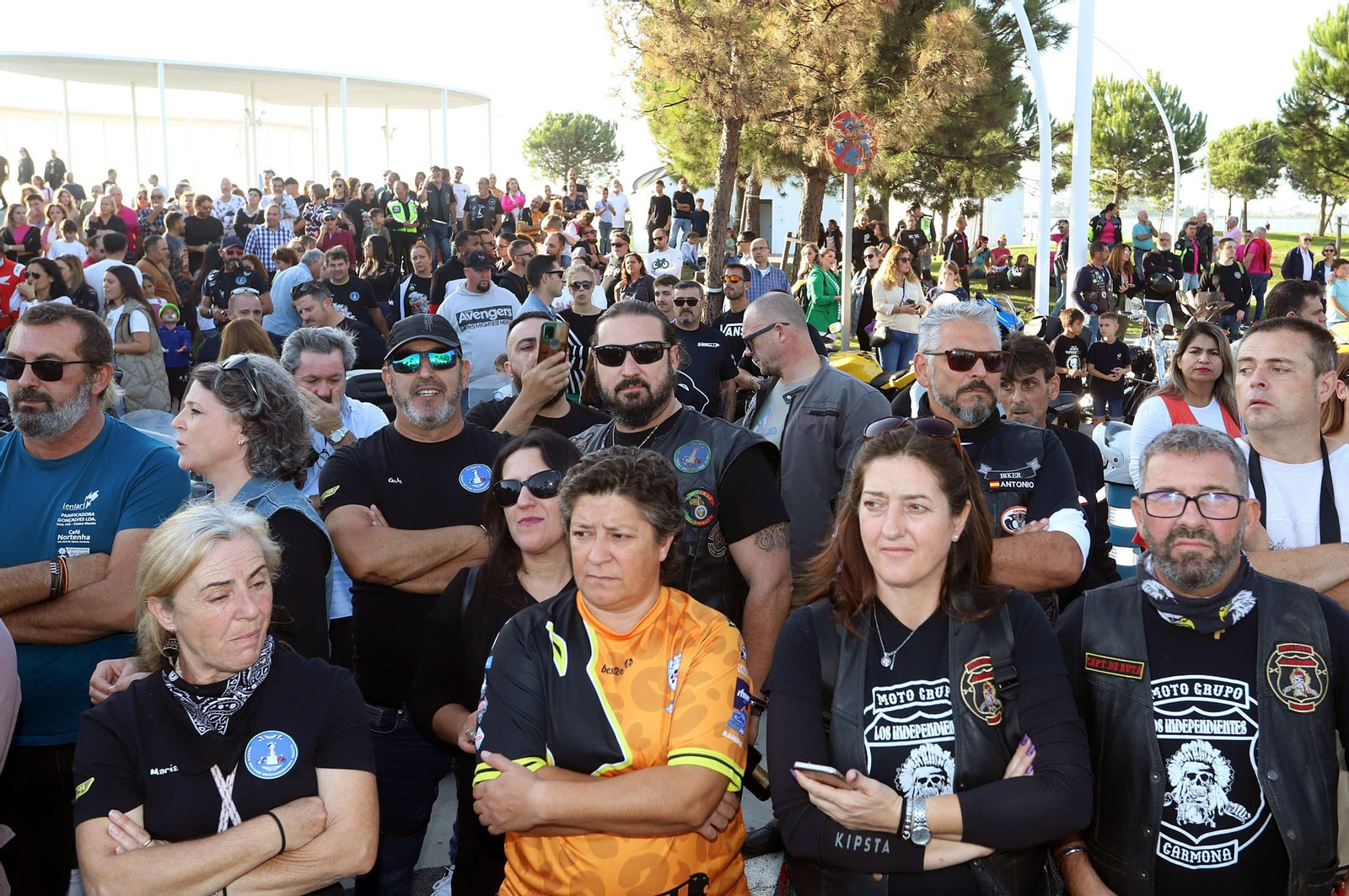 Imágenes del monumento a Súper Hugo en la rotonda frente al Nuevo Colombino
