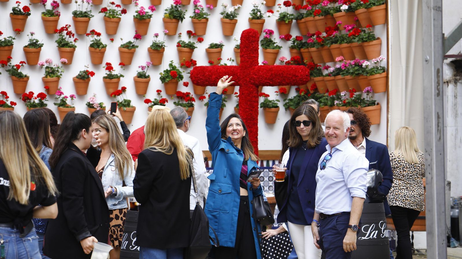 Visitantes a una de las cruces.