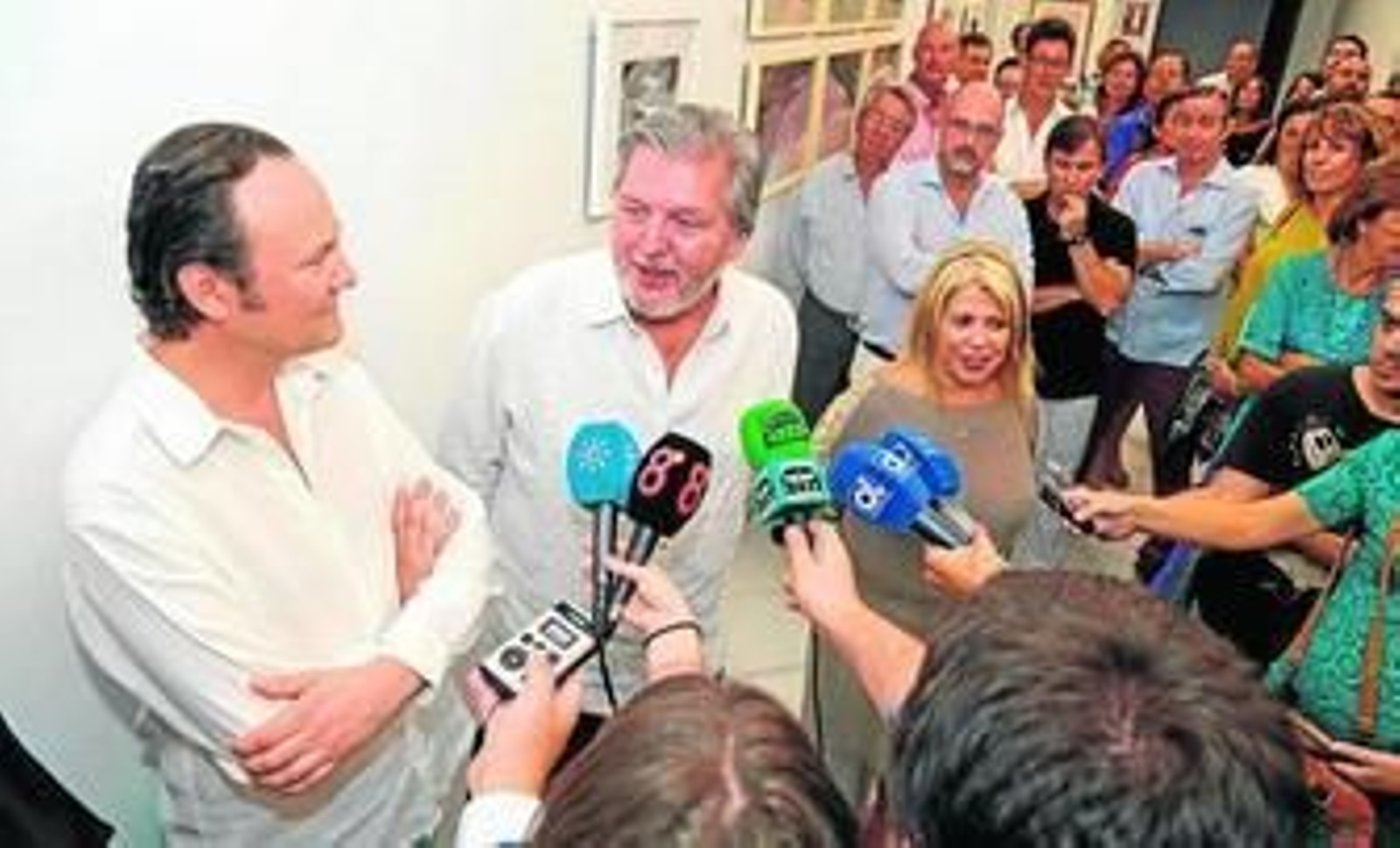 Méndez de Vigo, Asís Moreno y la alcaldesa atienden ayer a los medios durante la inauguración de la galería de arte.