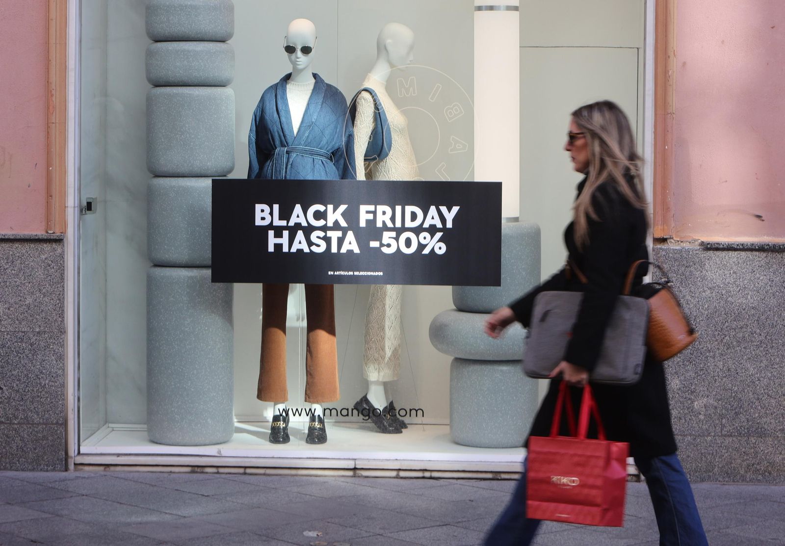 Una mujer pasa delante de un cartel del Black Friday.