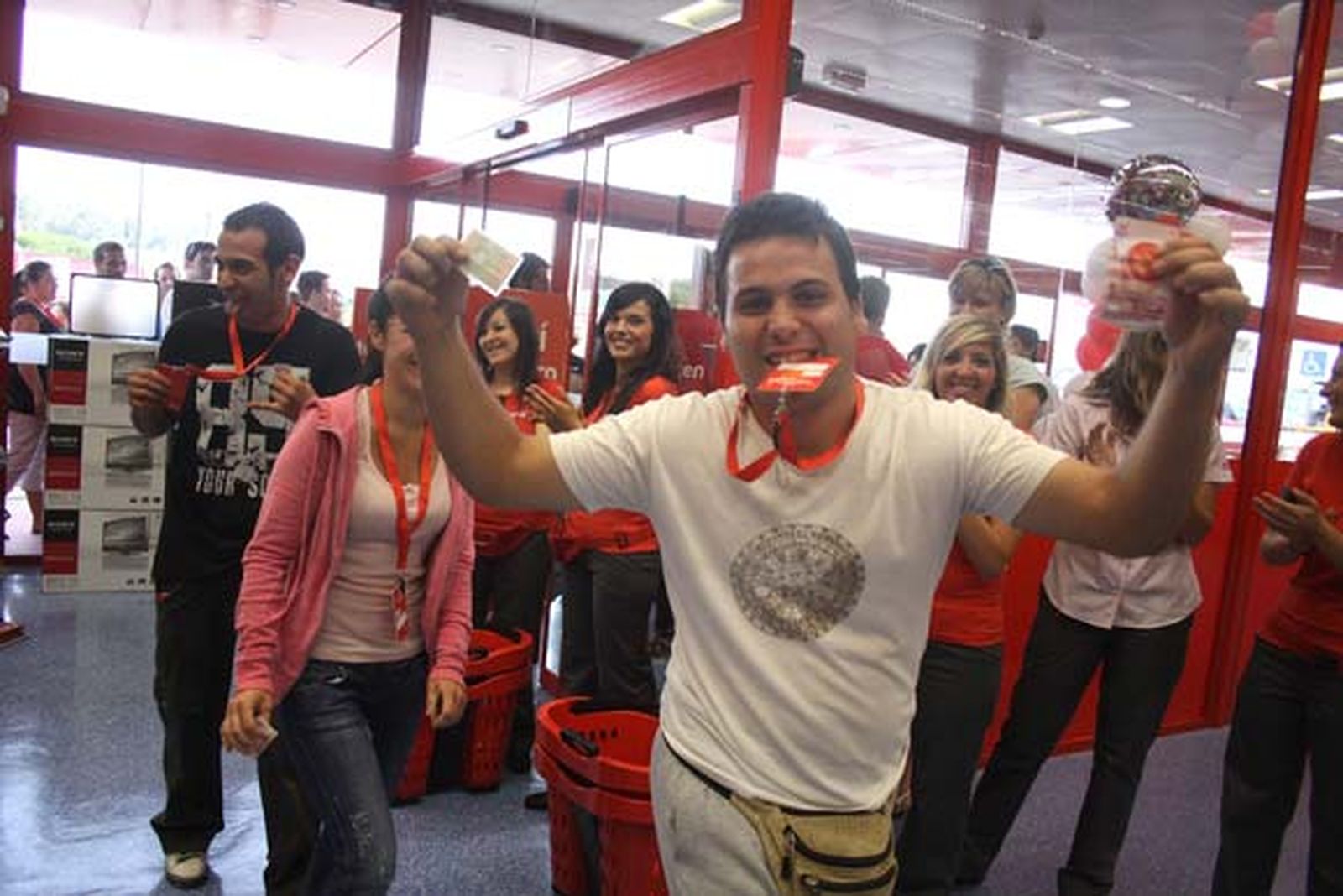 Multitud de personas se agolparon a las afueras de las instalaciones a la espera de la apertura de la nueva tienda Worten instalada en Las Marismas, en la localidad de Los Barrios

Foto: Vanessa Perez