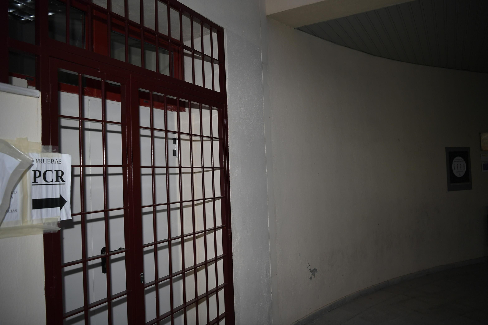 Cartel indicativo del lugar donde se hacen las PCR en el Centro de Salud de Alfacar