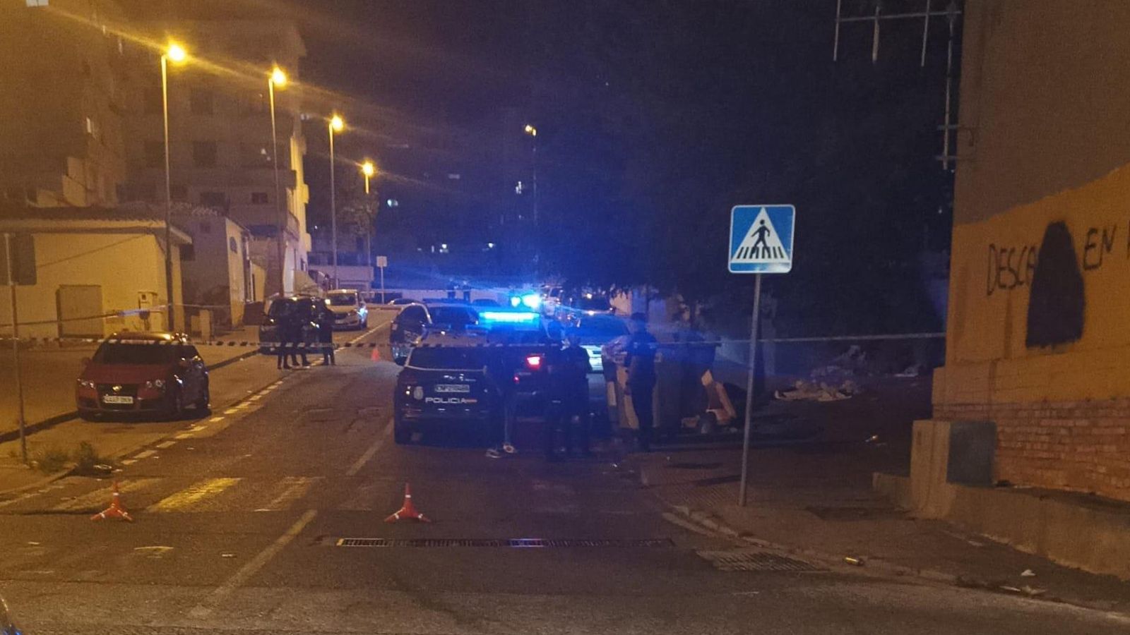 La Policía Local de Algeciras, la Policía Nacional y los servicios sanitarios, en la calle Valdivia Cabrera, lugar del apuñalamiento.