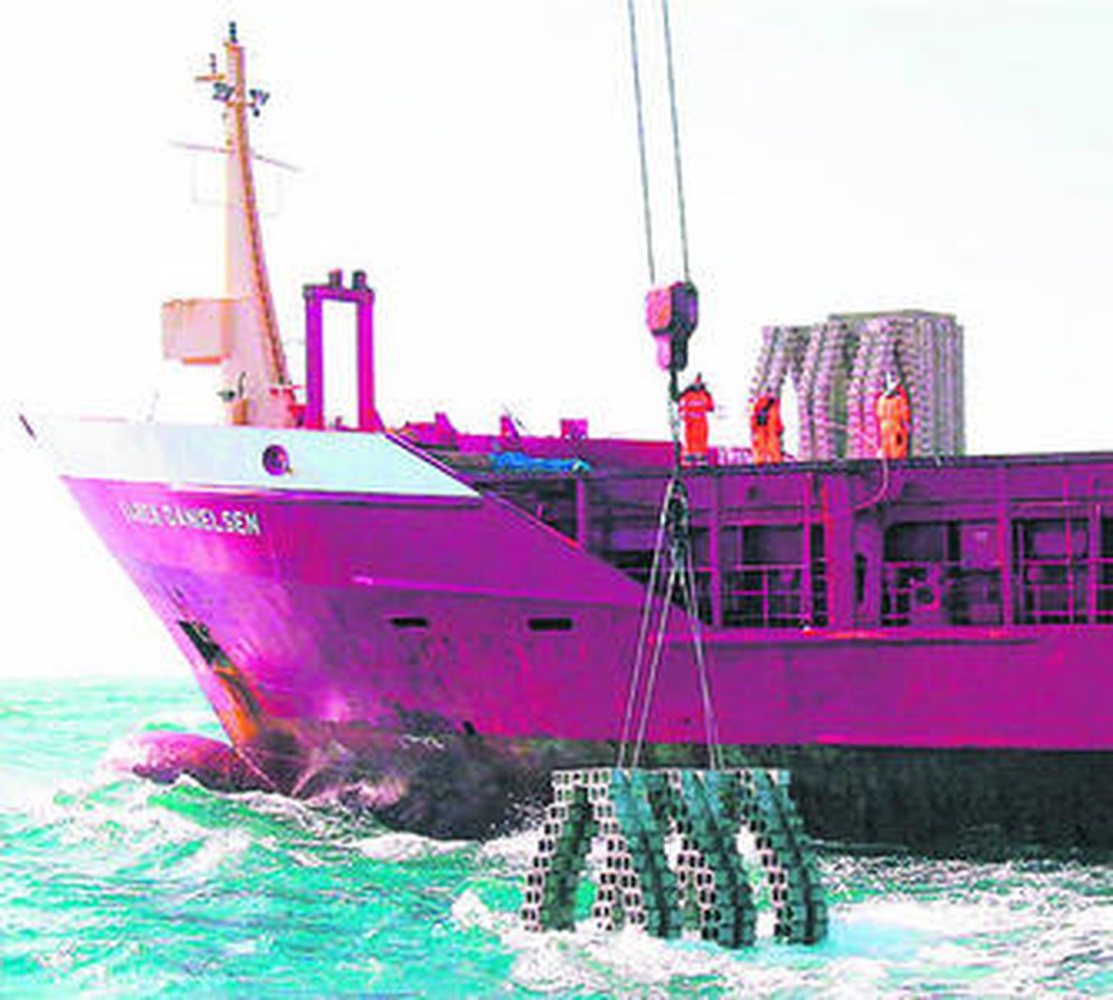 Momento de la colocación de los bloques en aguas de Sancti Petri para la creación del arrecife en 2005.