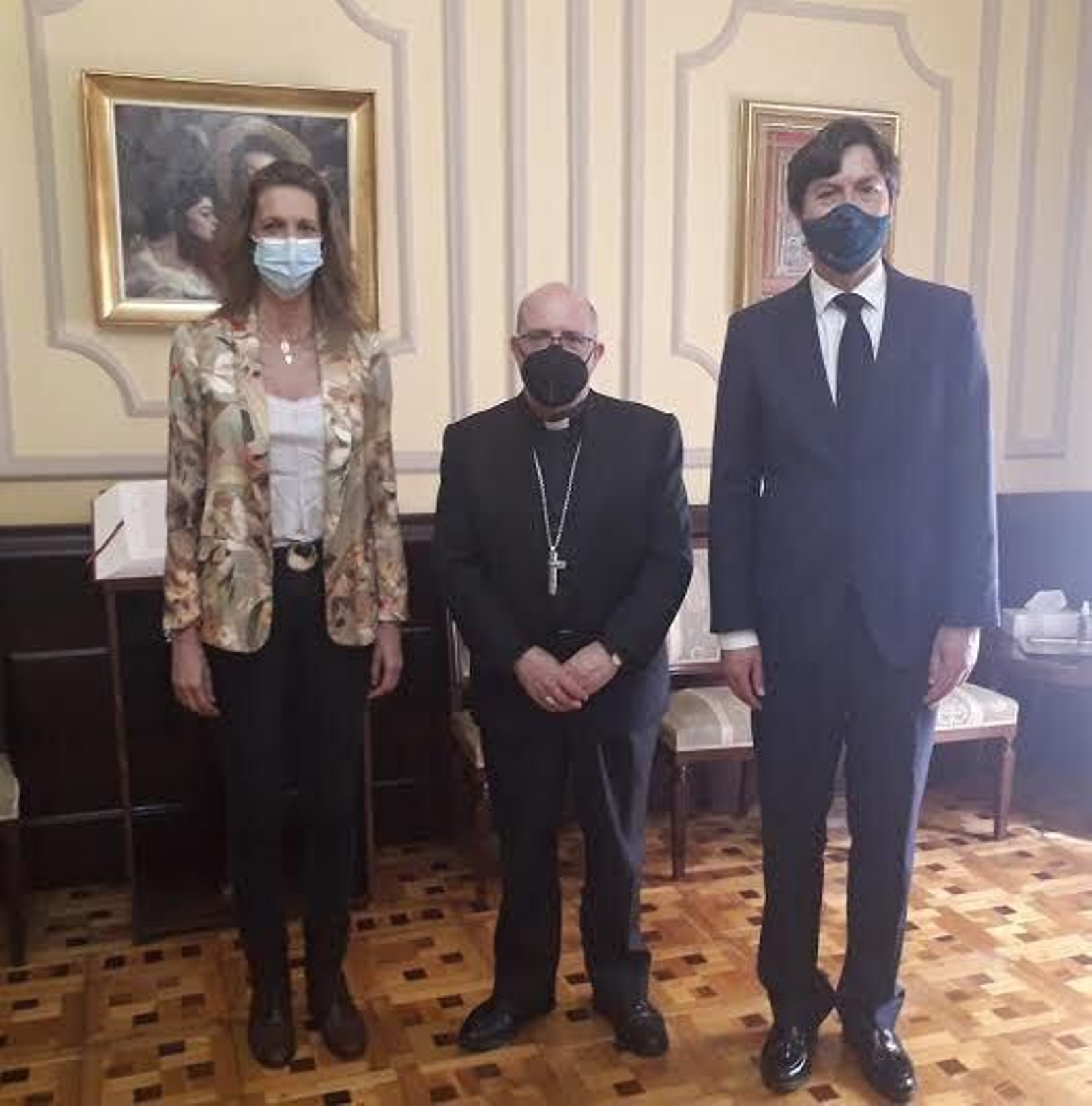 El obispo de Huelva junto con Rocío Pérez de Ayala y Wenceslao Font