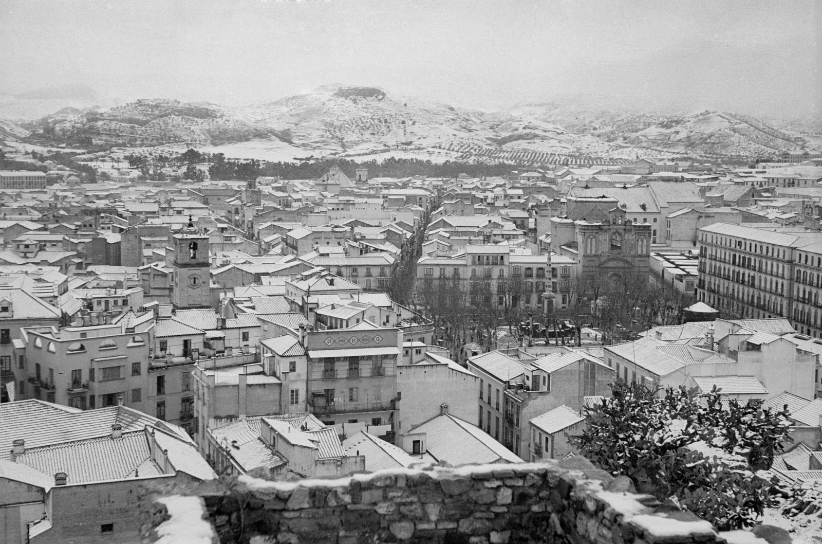 Así fue la nevada histórica de 1954 que dejó Málaga vestida de blanco, en imágenes