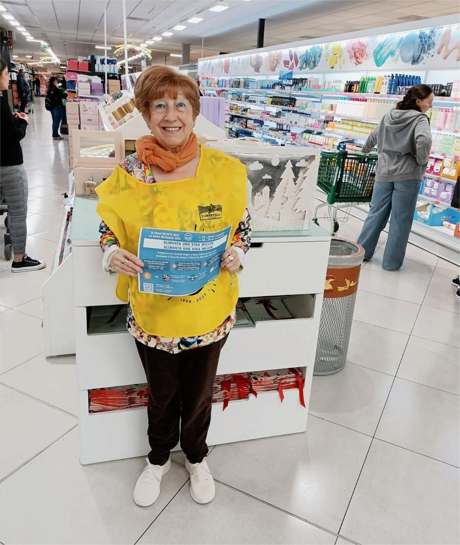 En una campaña de recogida de alimentos.