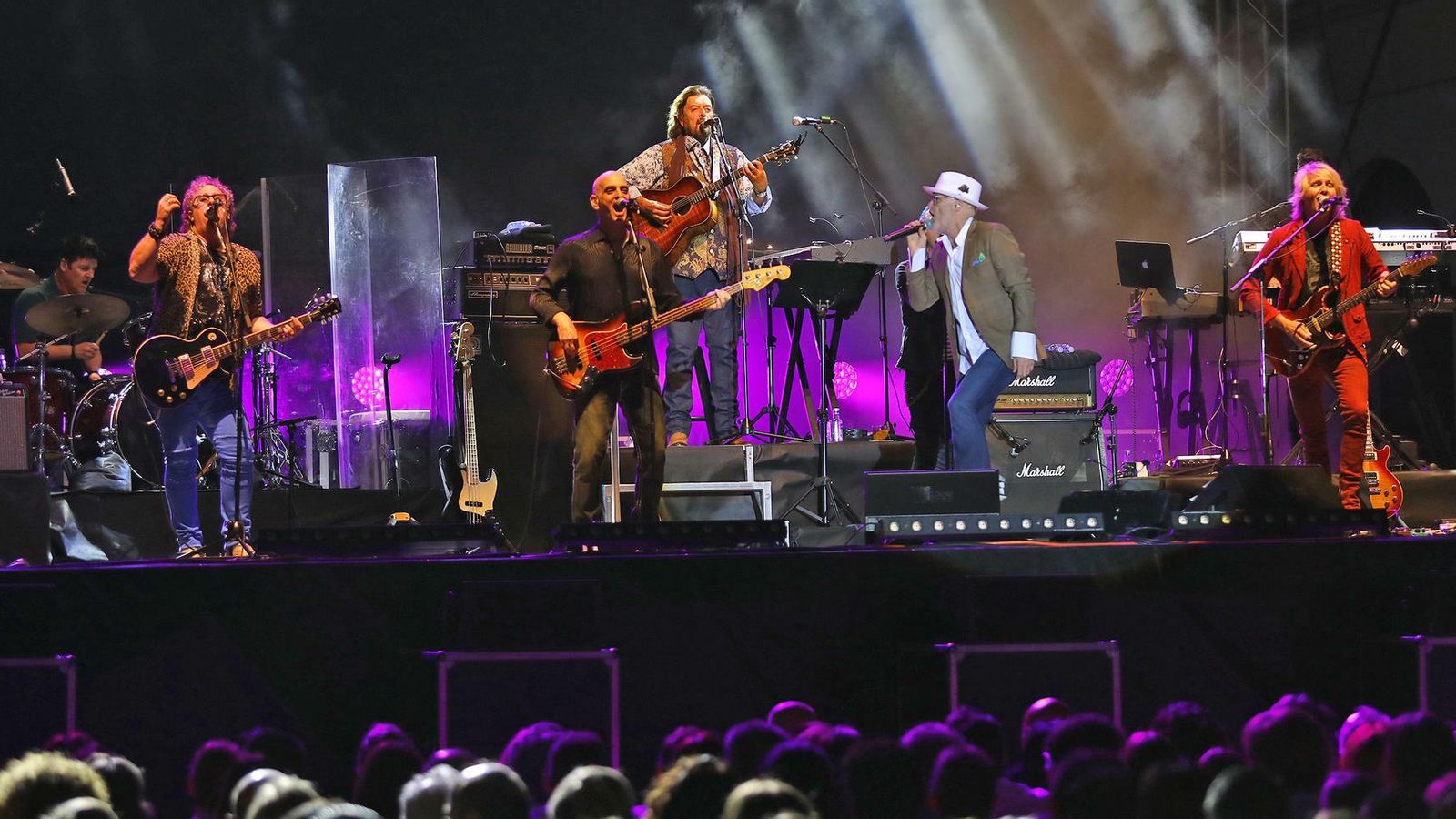 Otro instante de la actuación de la banda.