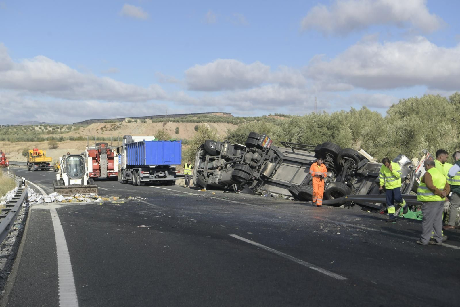 Trabajos de retirada de los camiones accidentados y de la carga volcada