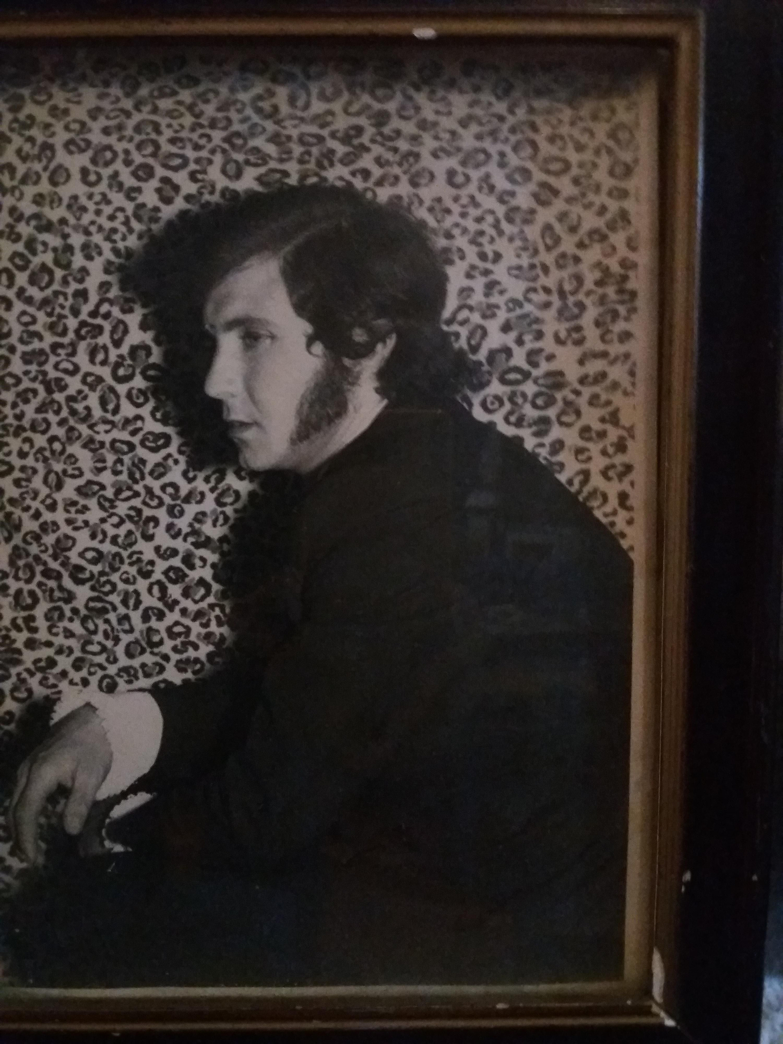 De joven, con sus enormes patillas.