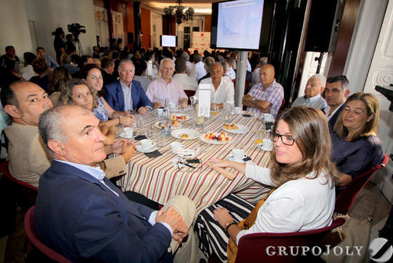 Guadalupe Carrasco, Empresa Municipal de Aguas de Huelva; Juan María Contioso; Braulio Contioso; José de la Eandaka; Juan Manuel Díaz del Valle; José Luis Fernández; Rafael García; María Gracia García; Francisca Macías; José Manuel Márquez, director jurídico de Aguas de Huelva; Mari Ángeles Medina; Pedro Muñoz; Emilio Rivero; Sebastián Vázquez. / Fotos: A. Domínguez y Canterla