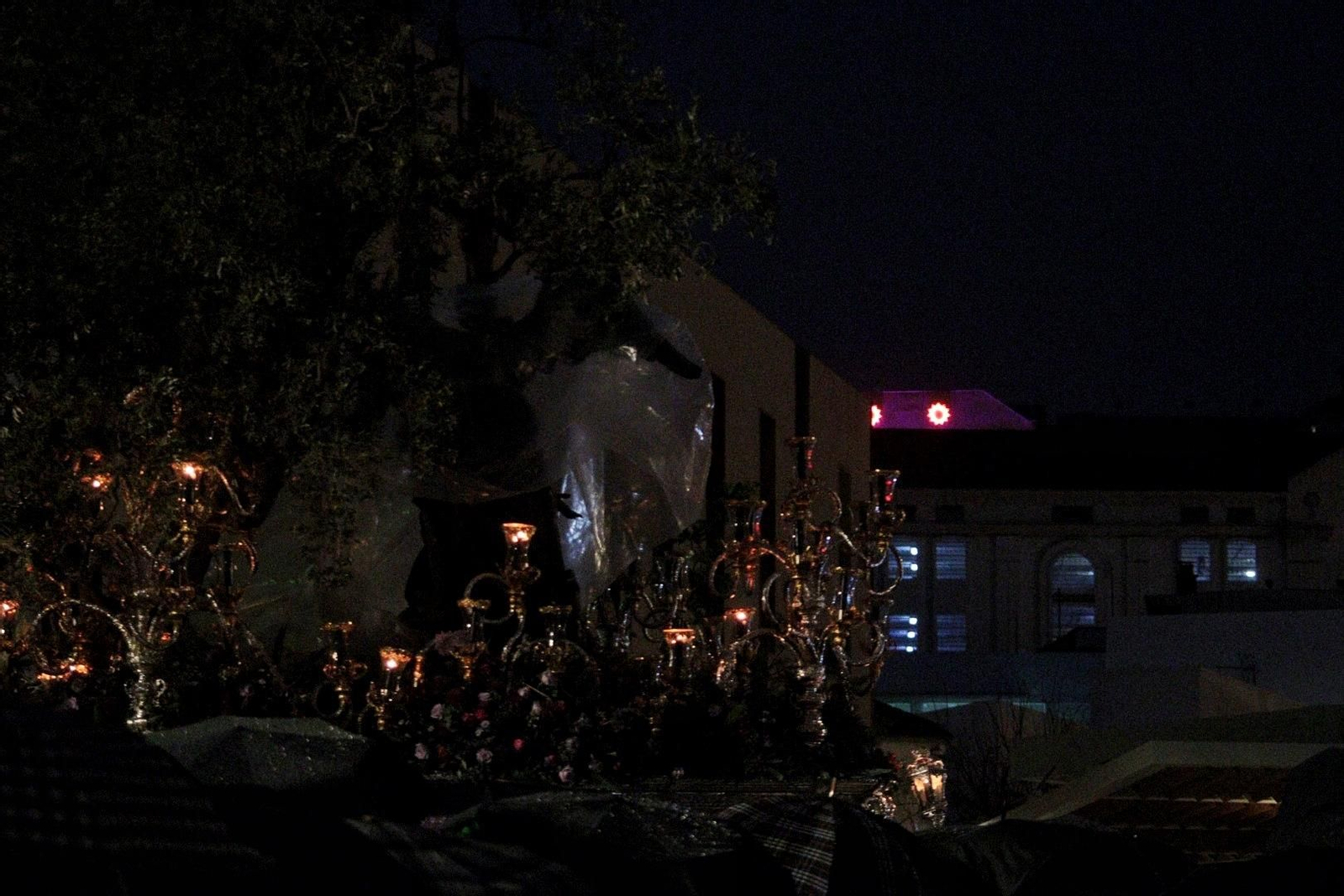 El Huerto, entrando a su casa hermandad tras una vuelta a toda prisa por la lluvia.
