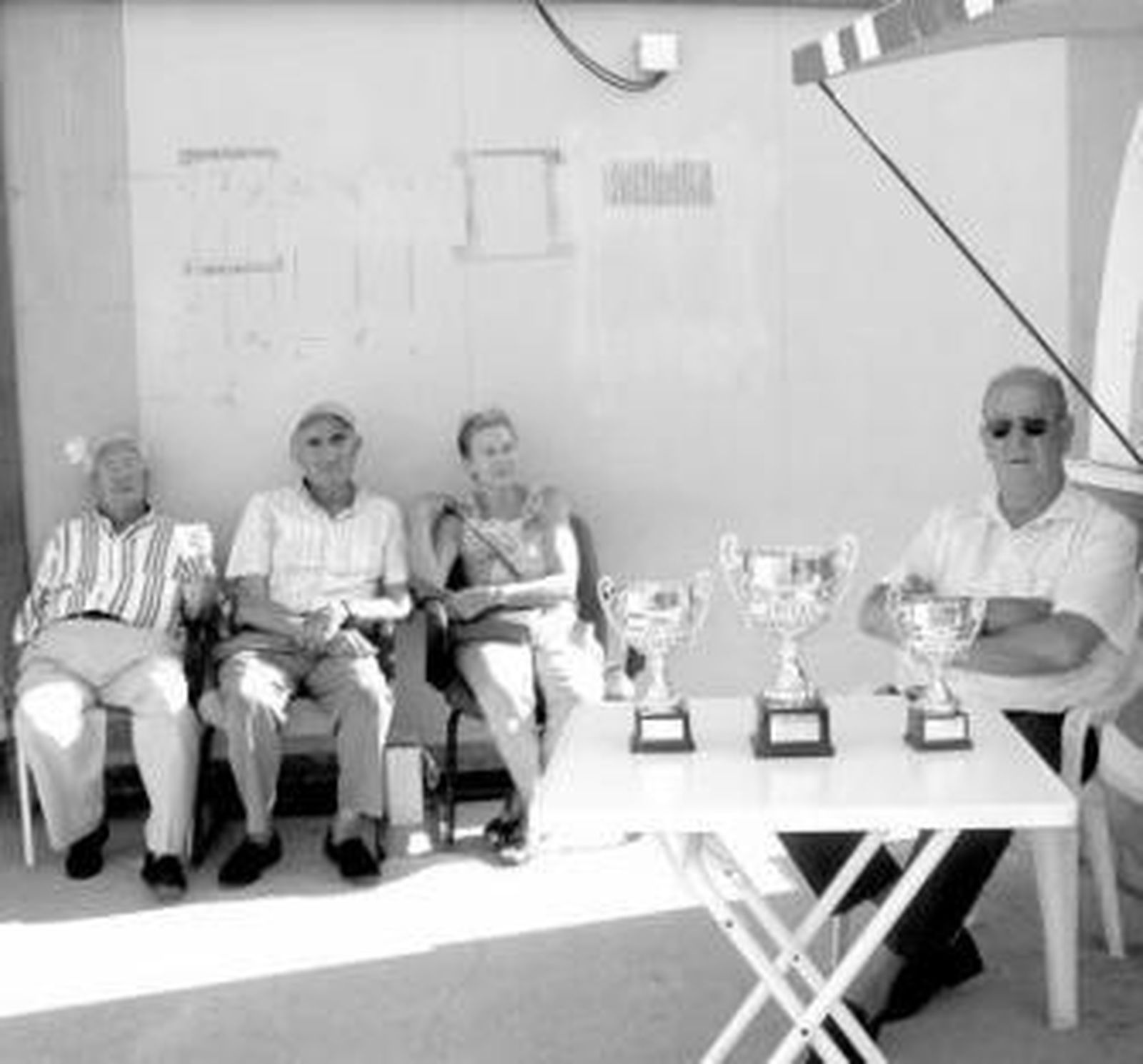 Parte de la directiva del Pavía, con las copas del trofeo.