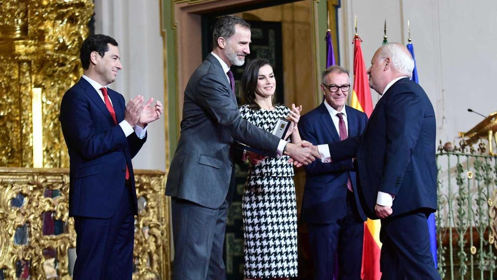 El Rey Felipe entrega la distinción al actor Juan Echanove El Rey Felipe entrega la distinción al actor Juan Echanove