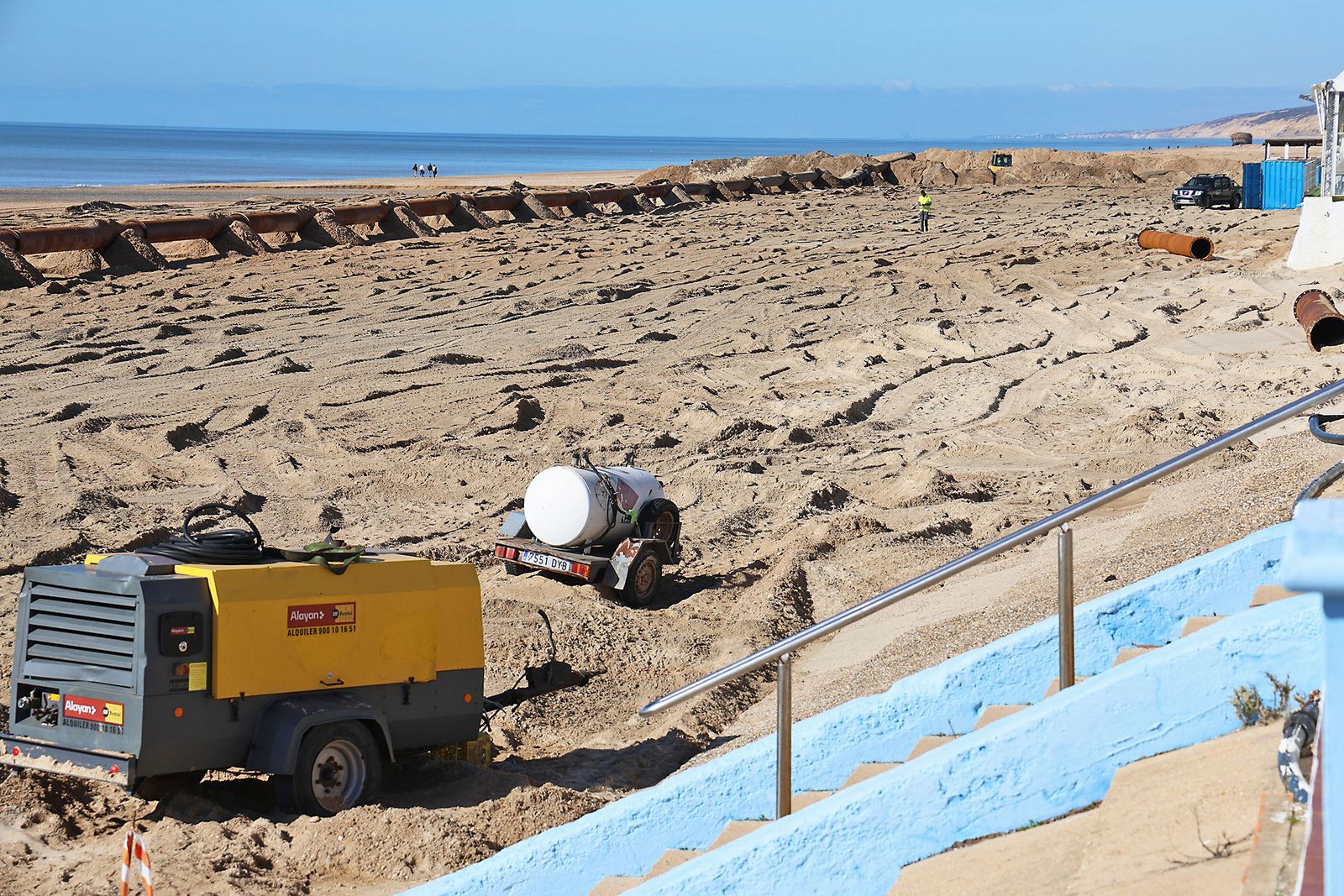 Fotografías de la concentración de los vecinos de Matalascañas tras los destrozos del paseo marítimo