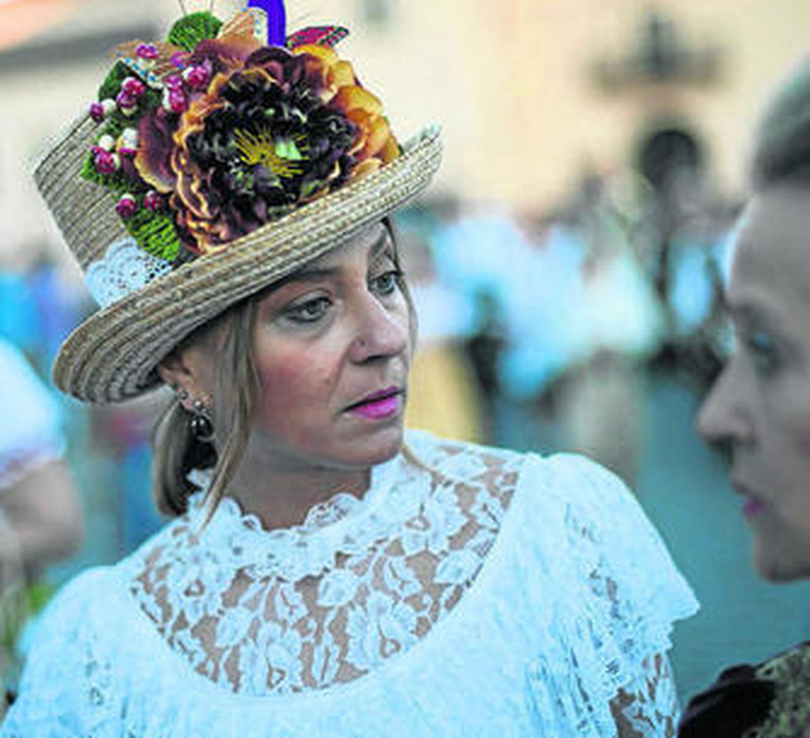 Una mujer vestida de época.