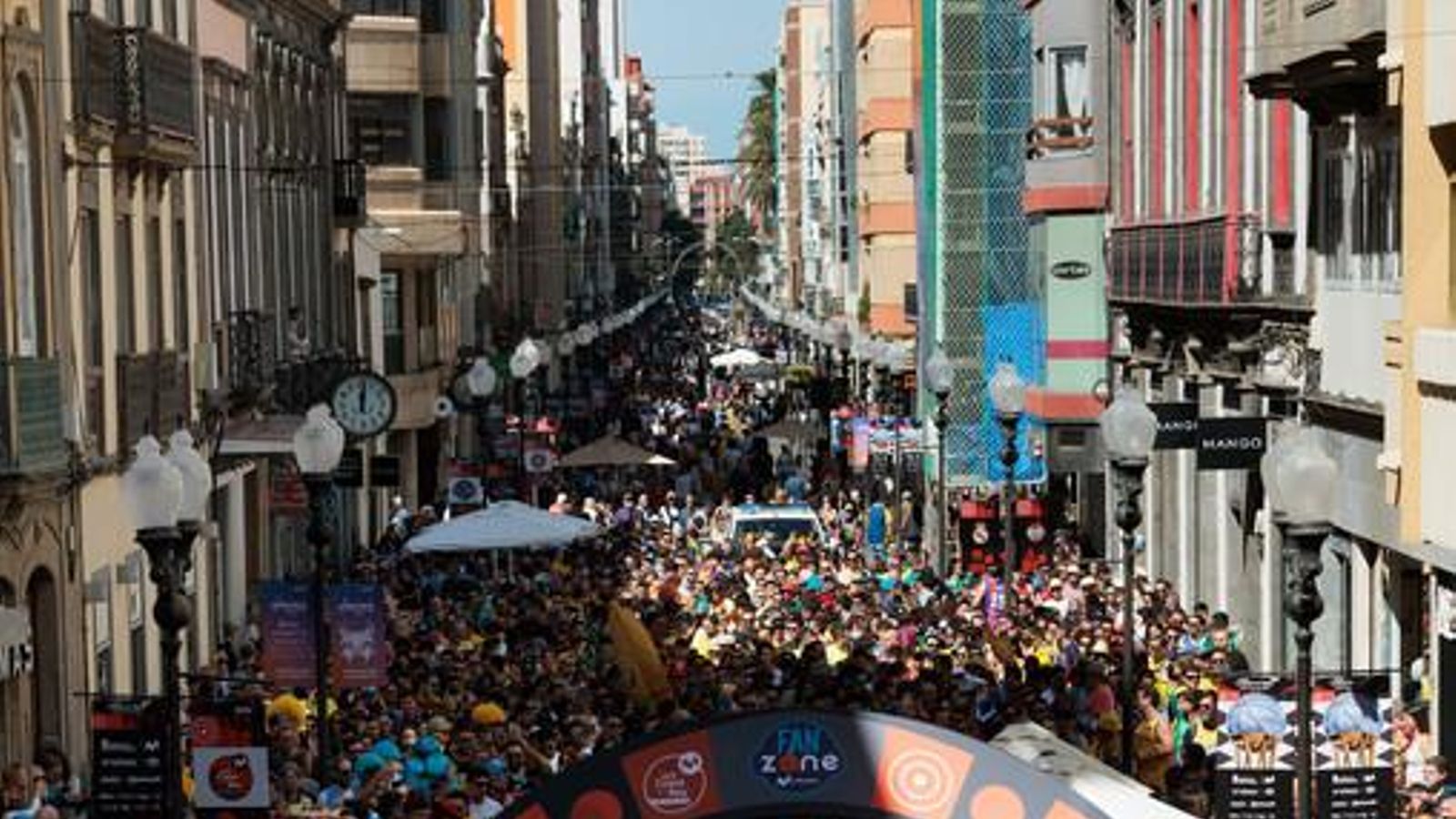 La gran fiesta de las aficiones en la Copa: Miles de personas toman las calles de Las Palmas