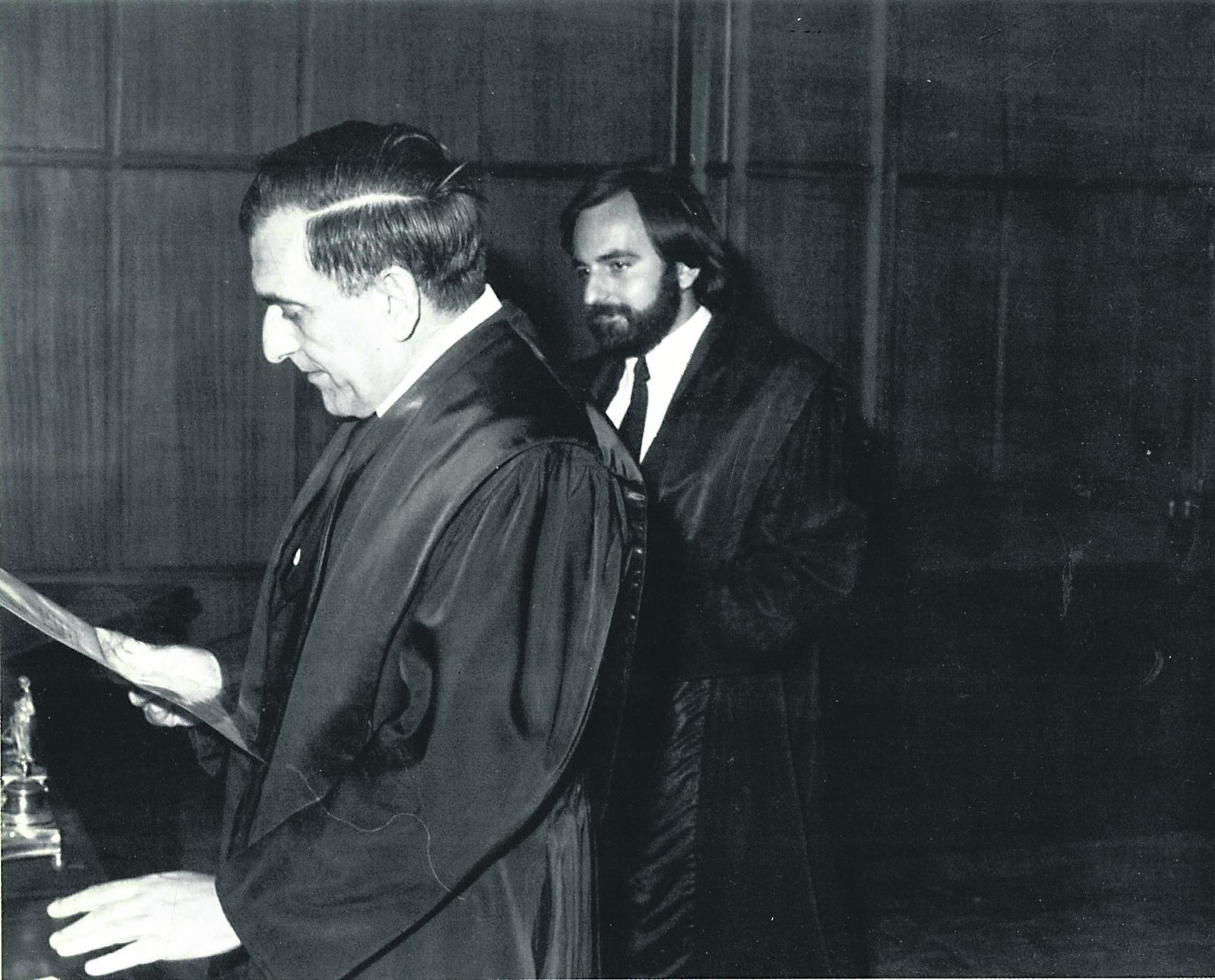 El hijo mayor apadrina a su padre en su ingreso en el colegio de abogados.