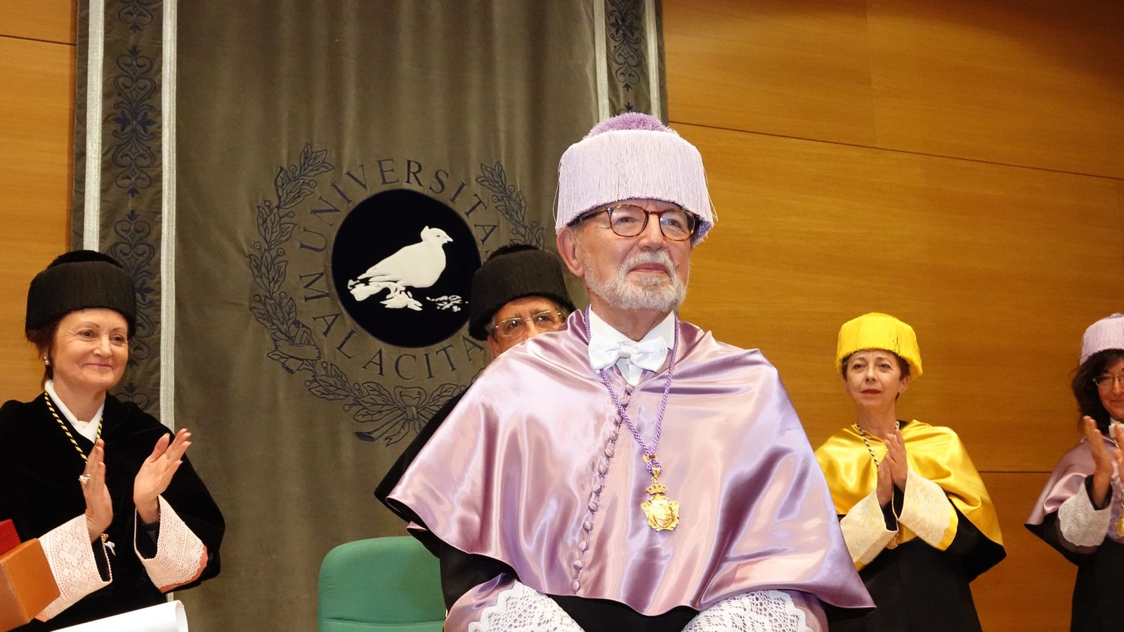 El homenajeado recibe el aplauso tras ser investido.