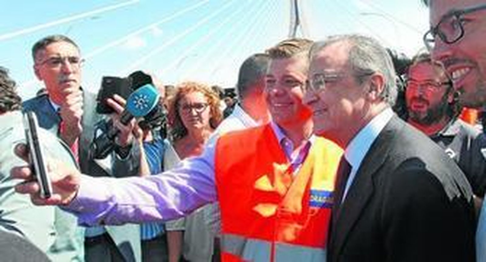 El presidente de ACS, Florentino Pérez, se fotografía con un trabajador de Dragados. Muchos fueron los que quisieron tener un recuerdo con el también presidente del Real Madrid.