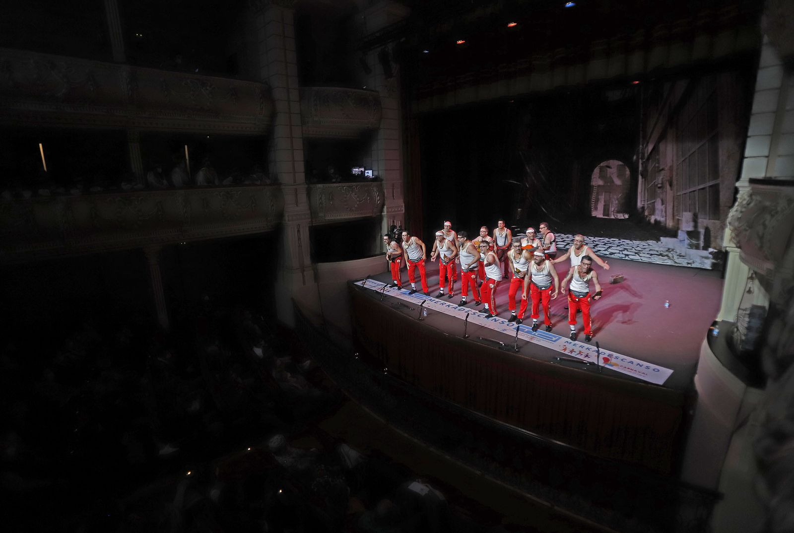 Imágenes de la actuación de la murga de Huelva Los Yoyas en el Carnaval Colombino