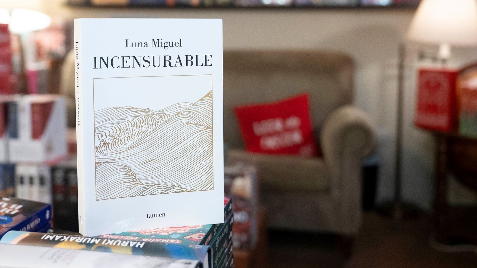 Incensurable, de Luna Miguel | Esta madrileña pero almeriense de adopción ha escrito "uno de los diez mejores libros de narrativa en español de 2025", según El Cultural. "Incensurable" es una reflexión sobre el placer y la censura en un mundo en el que la obra literaria más polémica del siglo XX ha desaparecido. Llena de humor y erudición, Incensurable es un viaje que difumina las fronteras entre ficción, pensamiento y crítica, en el que Miguel explora la inestabilidad de la verdad, la política del lenguaje y el exilio literario como castigo. Y nos interpela: ¿queremos formar parte de este delirio incensurable o limitarnos a comprenderlo desde la distancia? Luna Miguel es autora también de libros de poemas como "Poesía masculina".