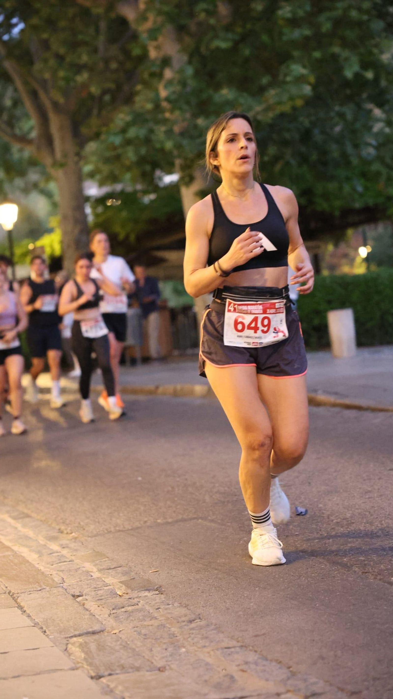 La compañera de Huelva Información, María Fernández, en el Paseo de los Tristes, kilómetro 16