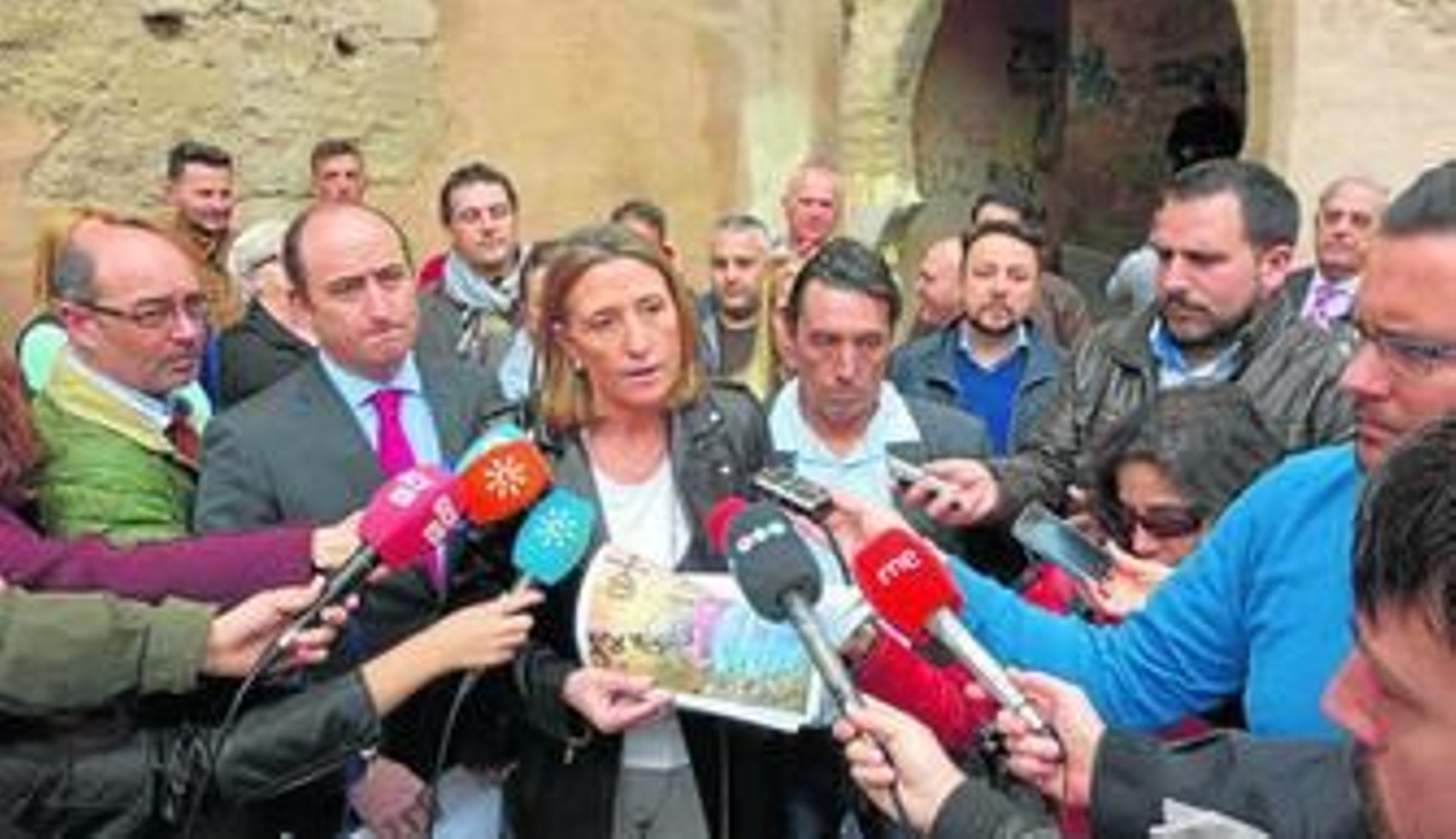 La concejal de Urbanismo compareció el pasado mes de abril para pedir colaboración de la Junta en la limpieza de las pintadas.