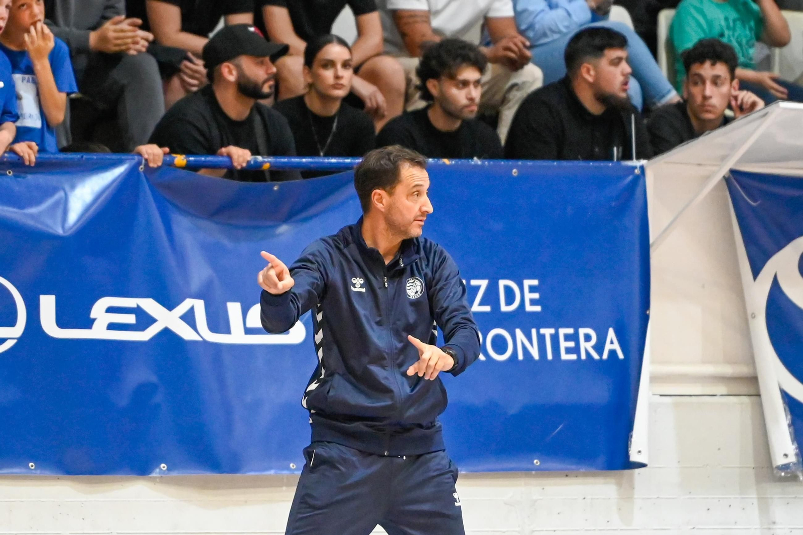 Isco Torres da indicaciones a sus jugadores.